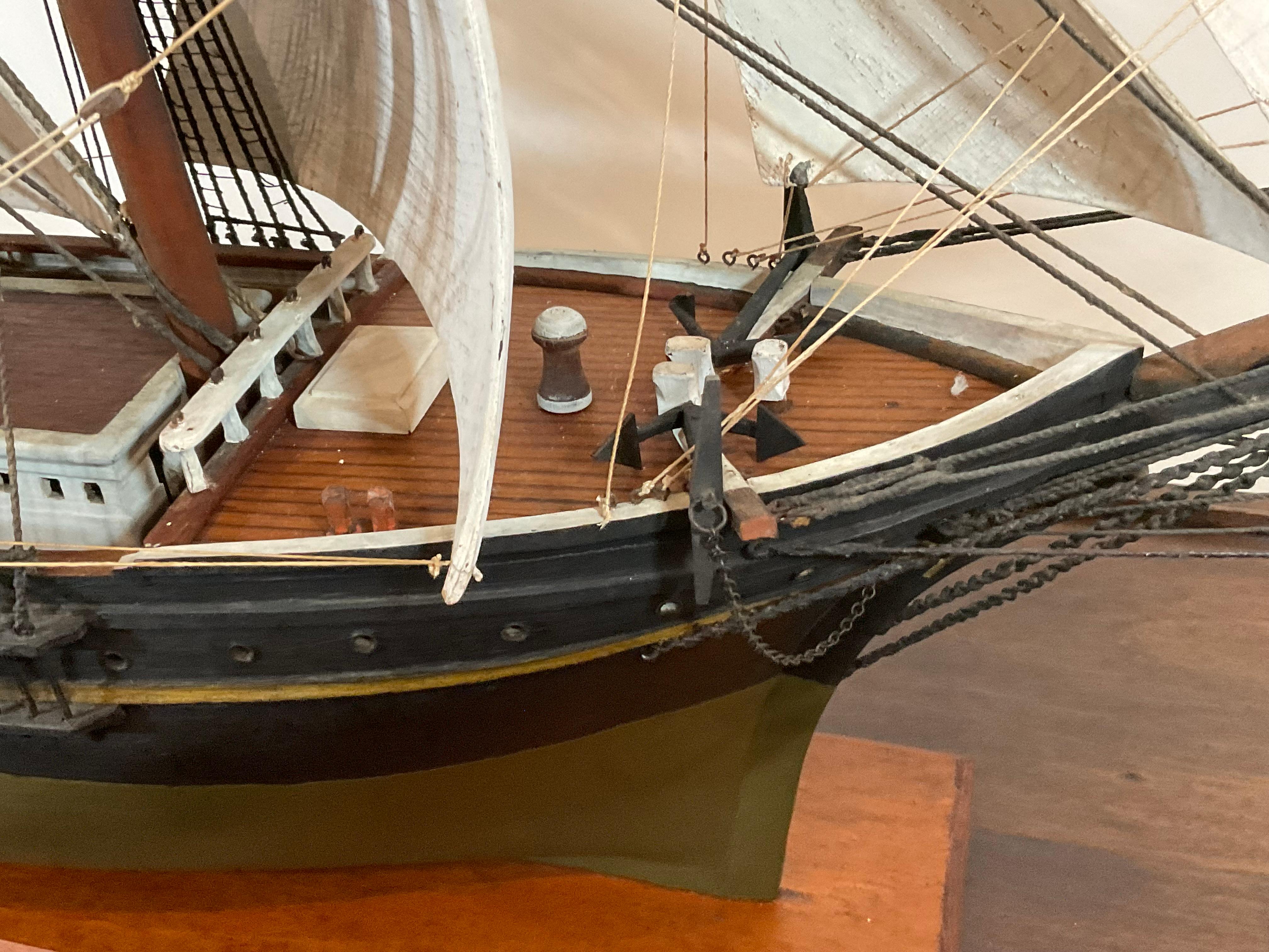 Bois Modèle ancien d'un jambage à vent à gréement complet en vente