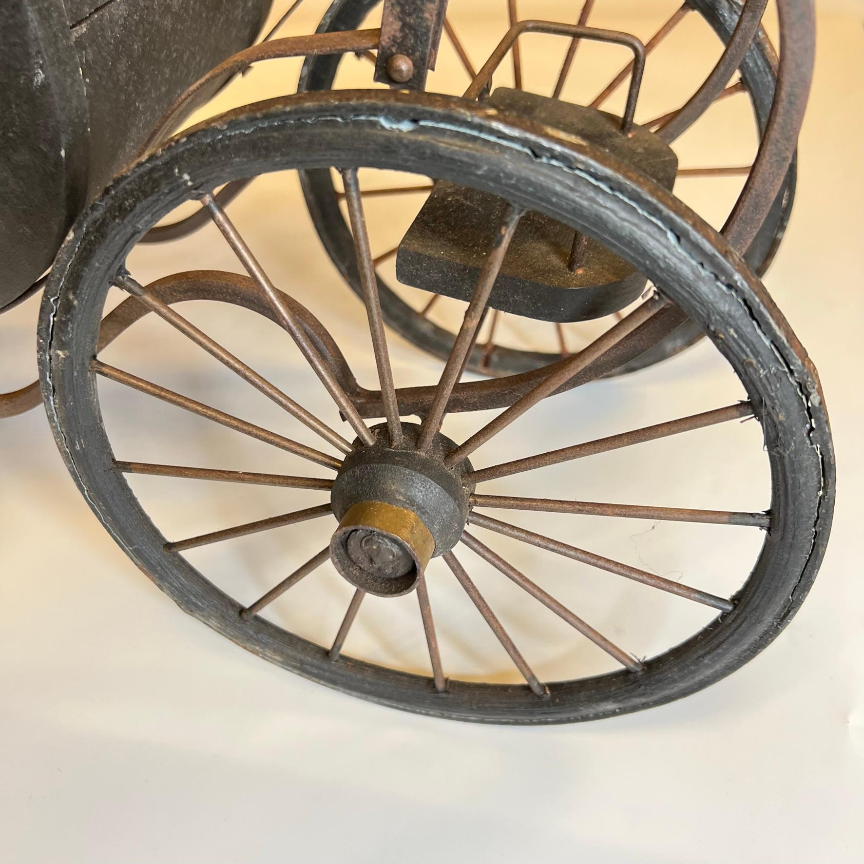 Modèle ancien d'un chariot de cheval en bois et métal du 18ème siècle en vente 10
