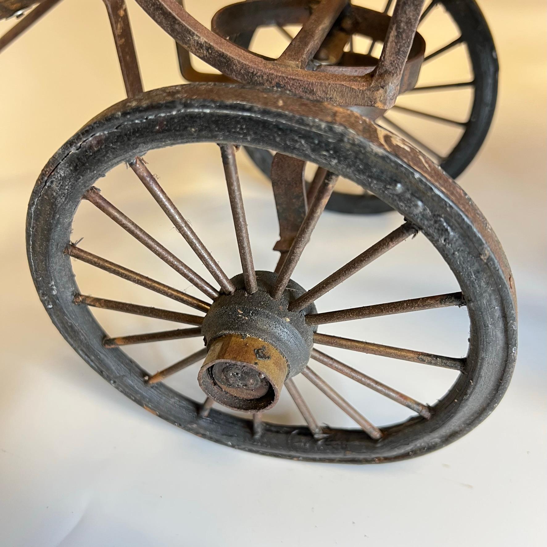 Modèle ancien d'un chariot de cheval en bois et métal du 18ème siècle en vente 11