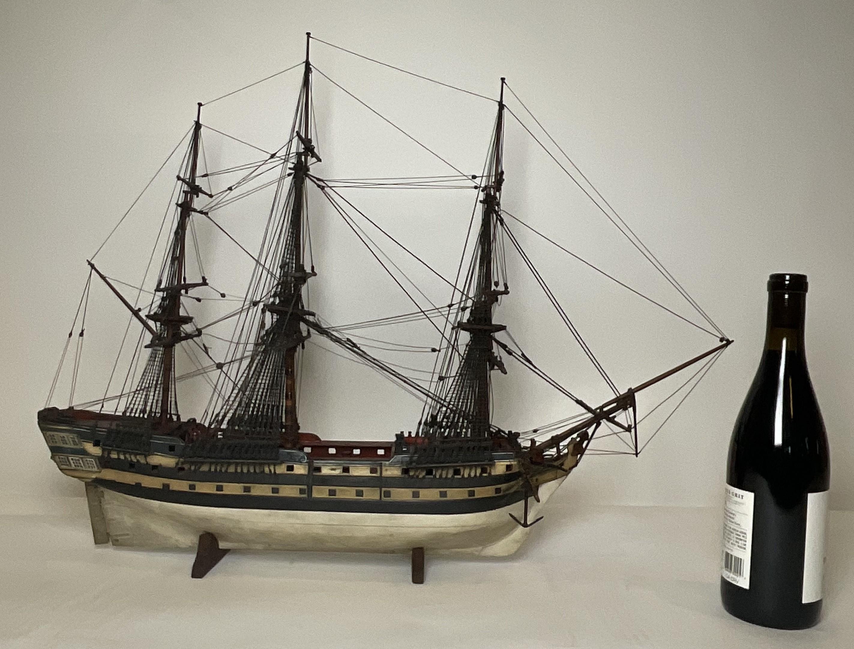 Maquette d'un navire de guerre de la Royal Navy britannique datant du XIXe siècle. Galeries de poupe et de hanche complexes à l'arrière, où se trouvaient les quartiers du capitaine. Solidement gréé avec des cordes de maintien et de roulement.