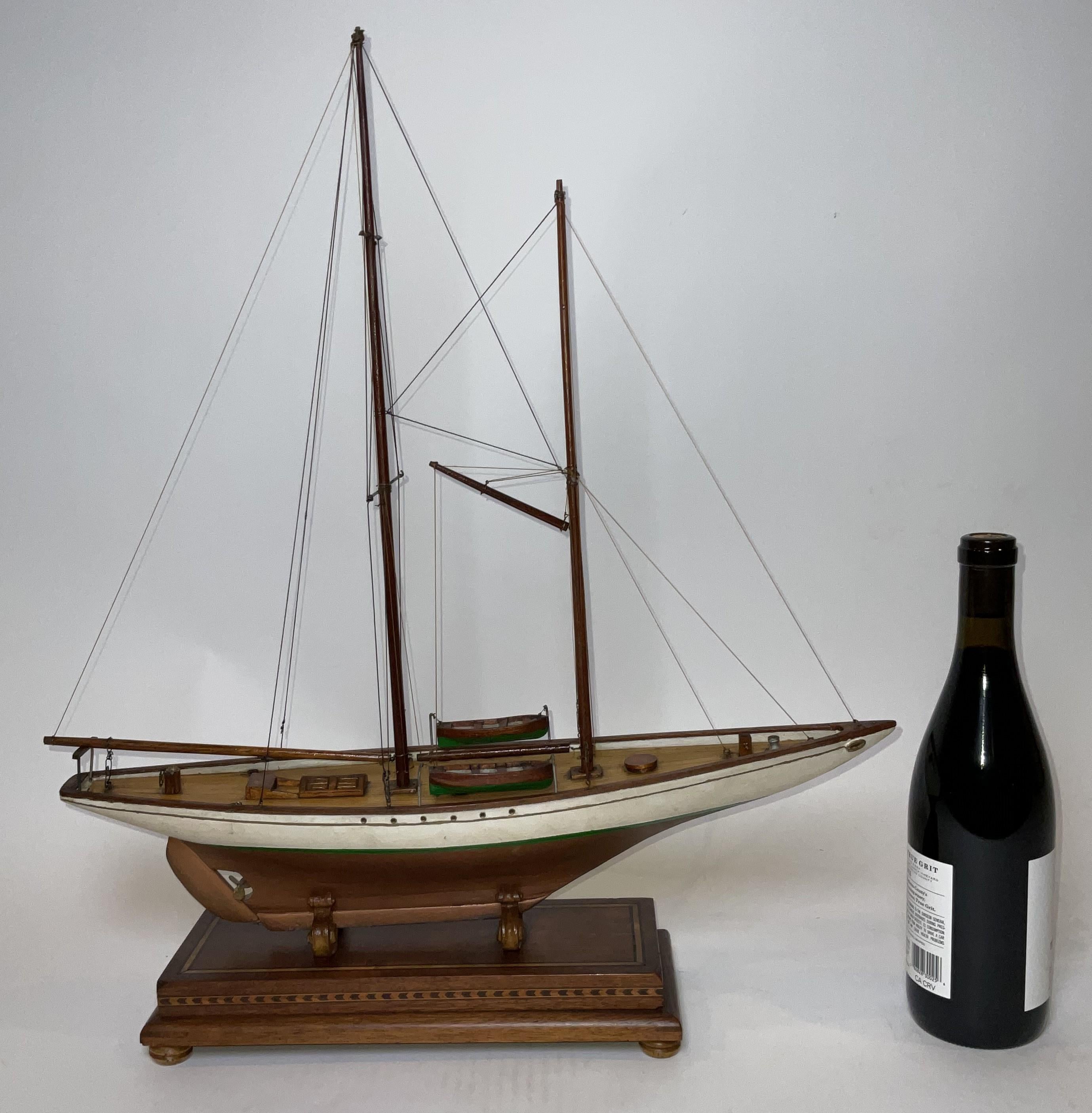 Belle maquette du début du XXe siècle du yacht allemand Meteor. Le pont scribe porte des embarcations de sauvetage sur bossoirs, des lucarnes, une écoutille, une roue sur béquille, un treuil, etc. Le modèle est monté sur une base en acajou avec