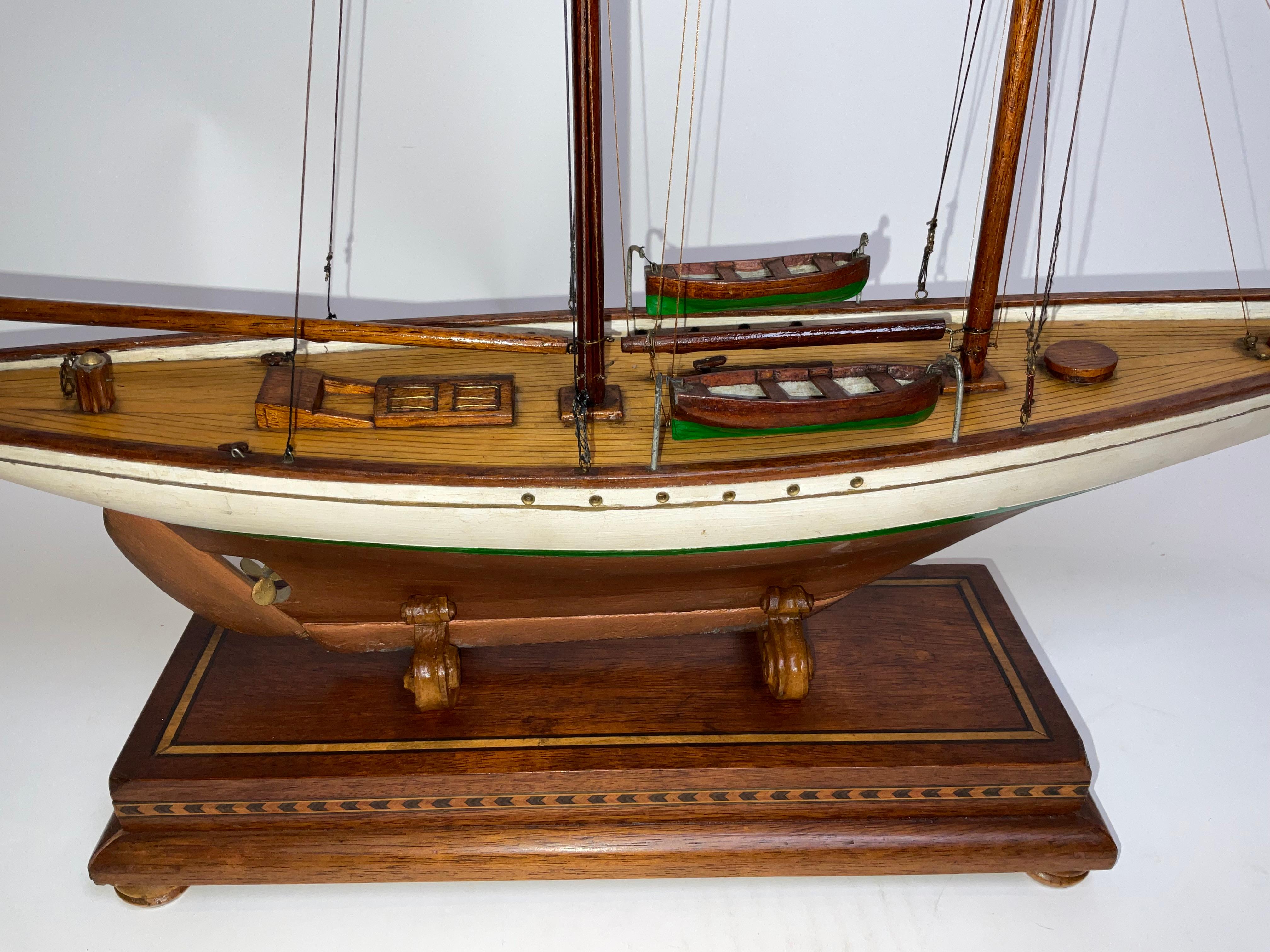 Bois Modèle ancien du yacht allemand Meteor en vente