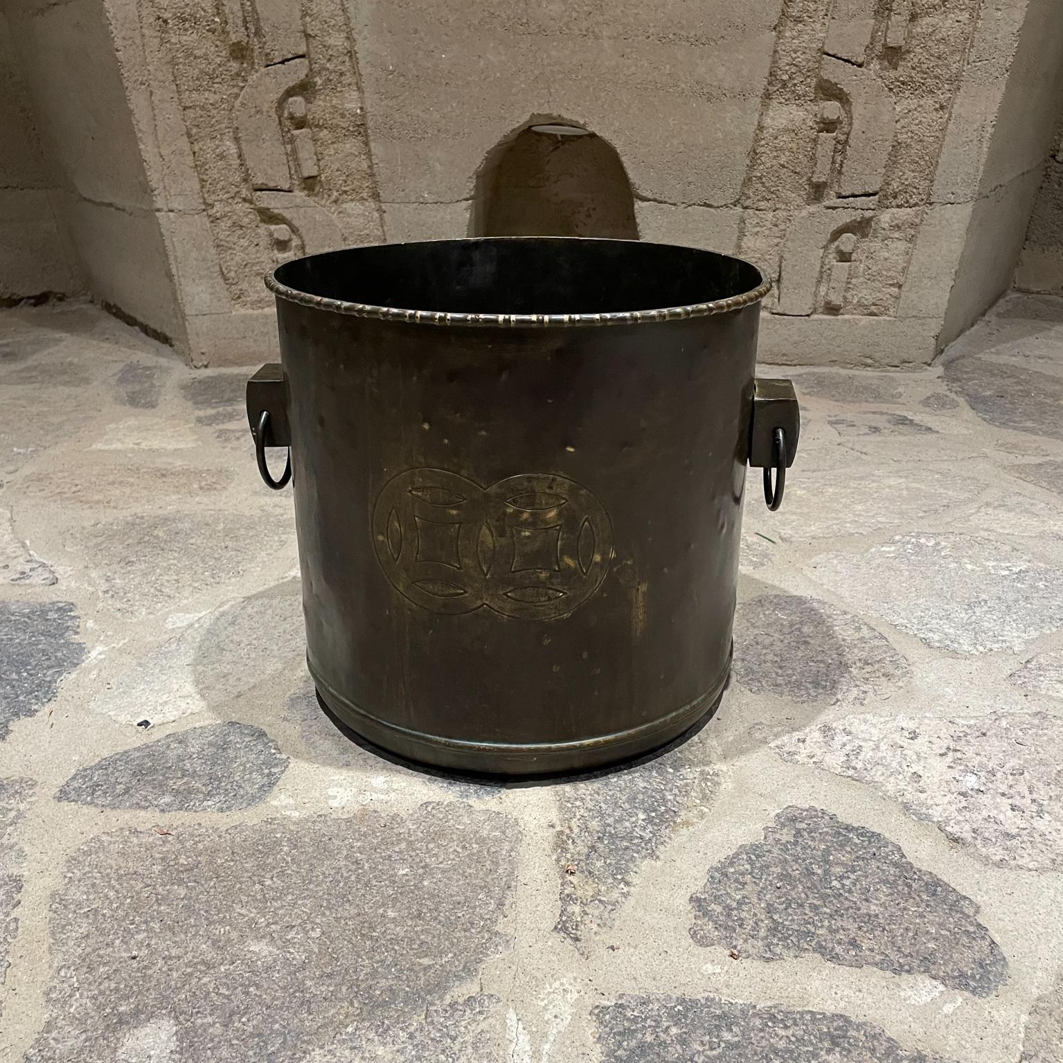 Planter Pot Bucket
Large Antique Chinese Bucket Planter Pot in Bronze
Measures: 13 tall x 13.85 diameter x 14.25 w
Large bucket with oriental-Chinese decoration. Double handles with rings.
Beautiful unrestored vintage patina. Vintage wear