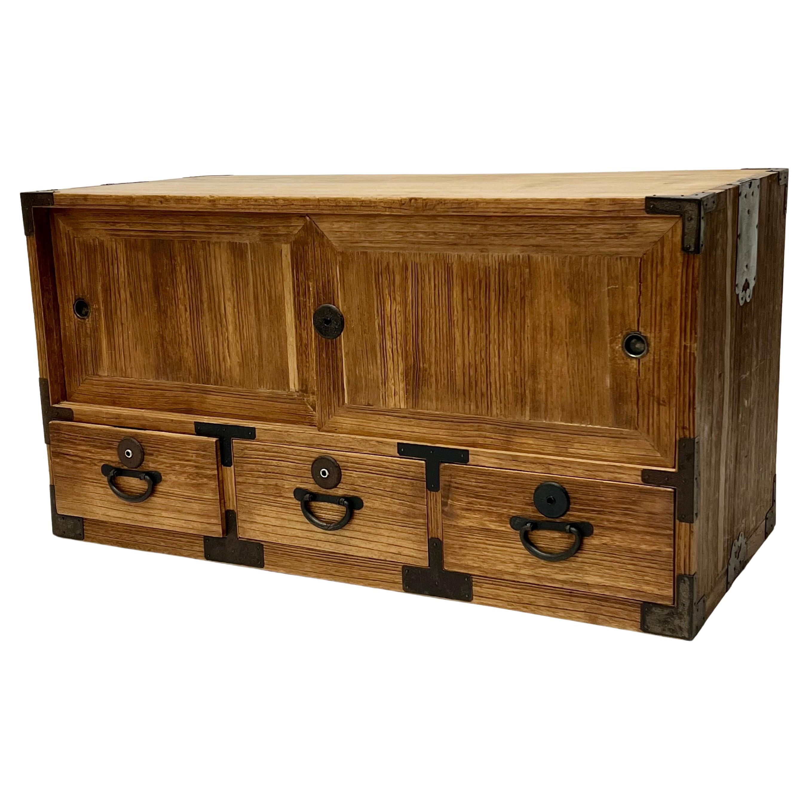 Antiker moderner japanischer niedriger Tansu-Schrank, um 1900 im Angebot