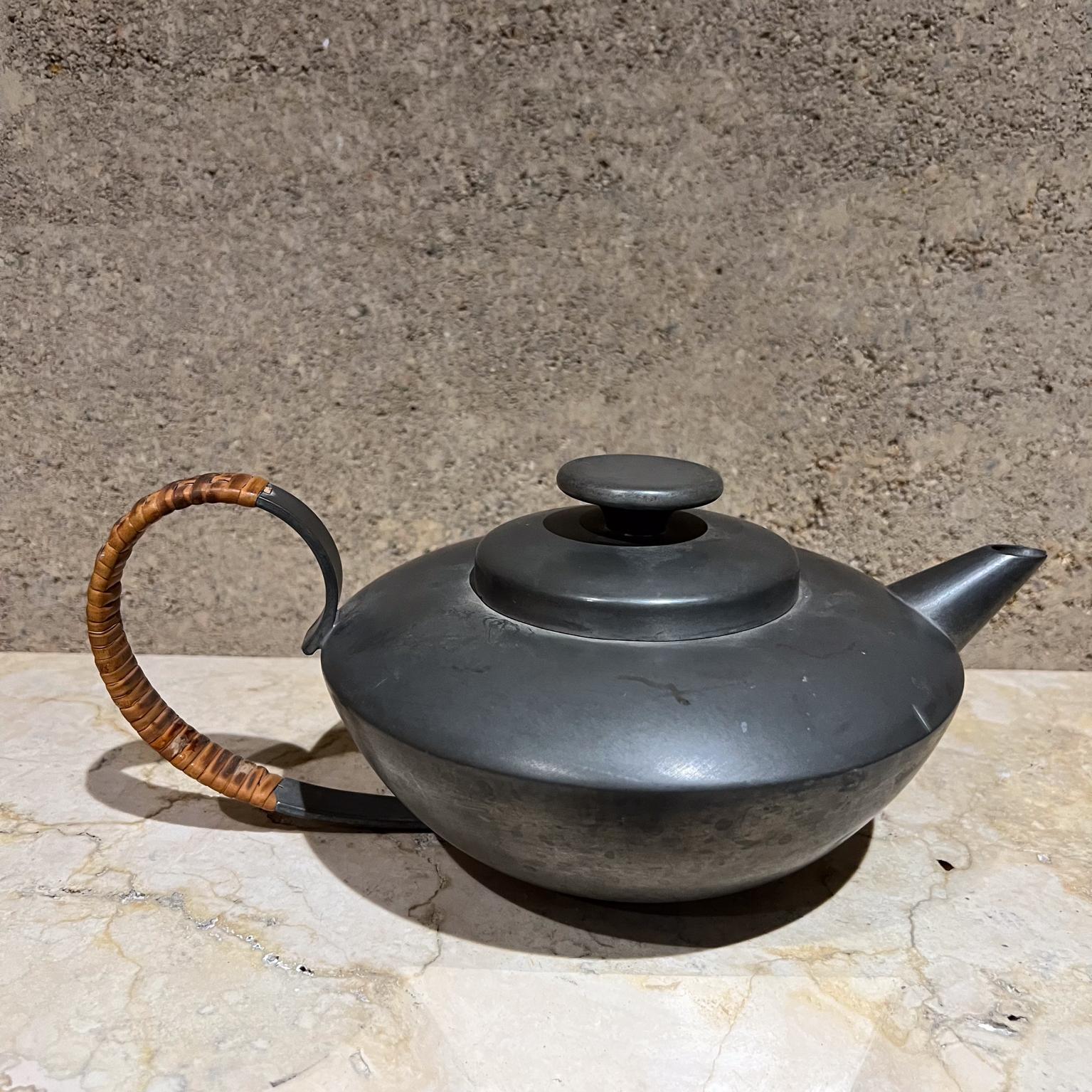 Antique Théière Moderniste en Etain Canne Poignée Enveloppée en vente 3