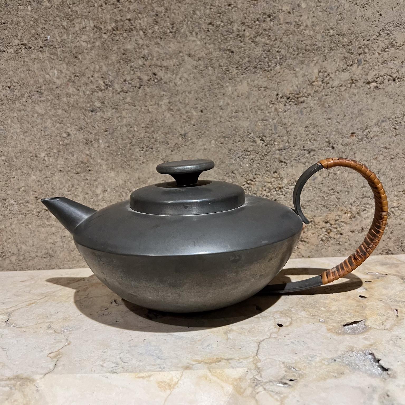 
Théière ancienne moderniste en étain Canne avec poignée enveloppée
4,25 h x 7,5 l x 11 p
fabricant estampillé Tinn 104
Vintage By original et non restauré
Voir toutes les images pour l'état