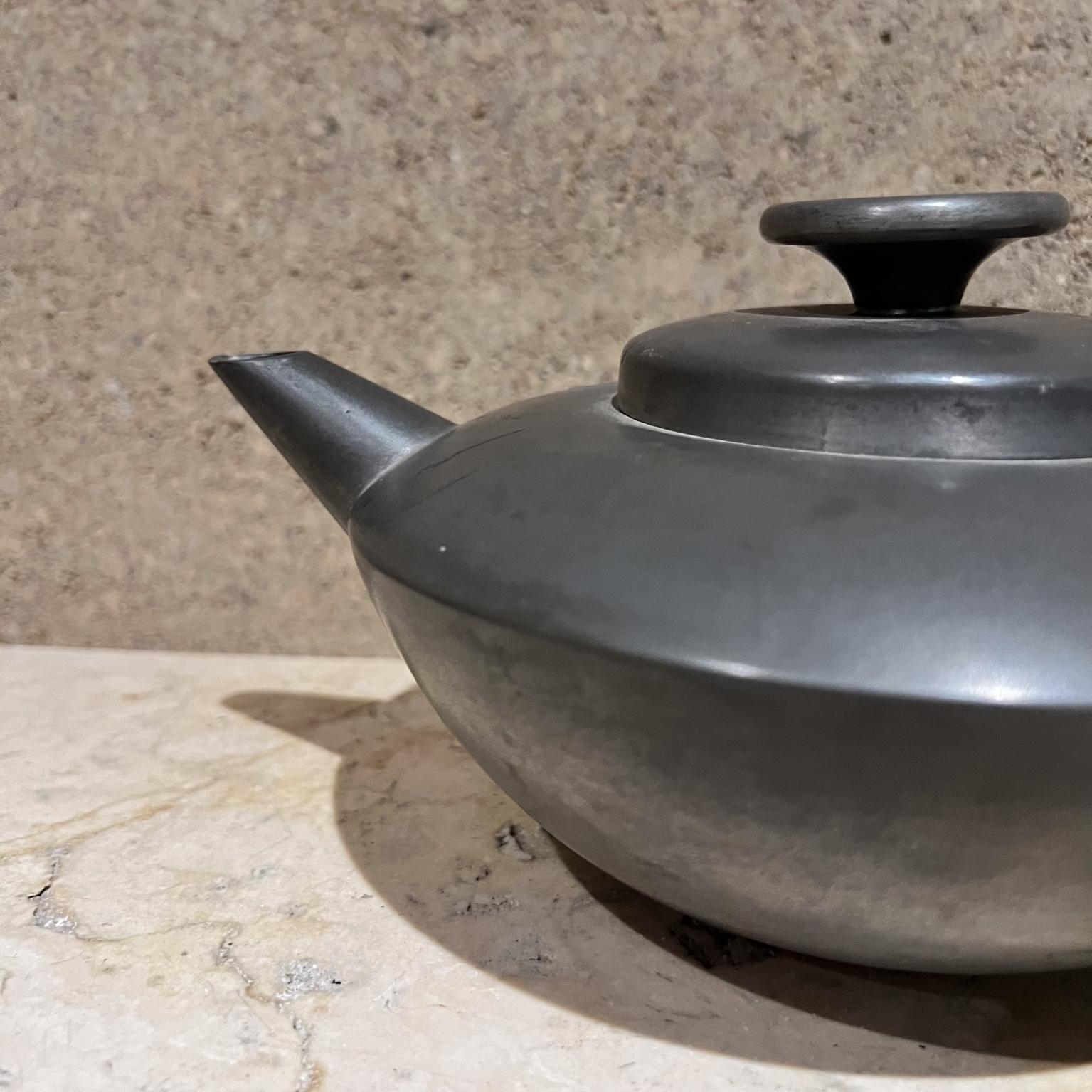 Antique Théière Moderniste en Etain Canne Poignée Enveloppée en vente 1