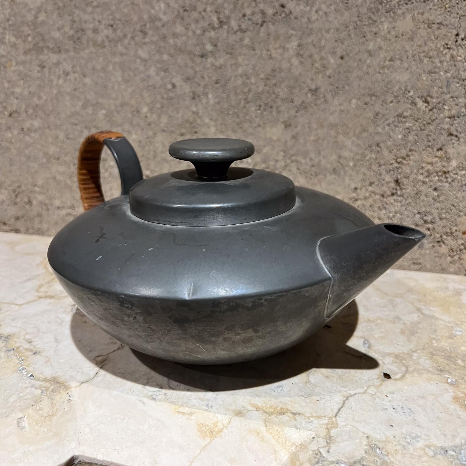 Antique Théière Moderniste en Etain Canne Poignée Enveloppée en vente 2