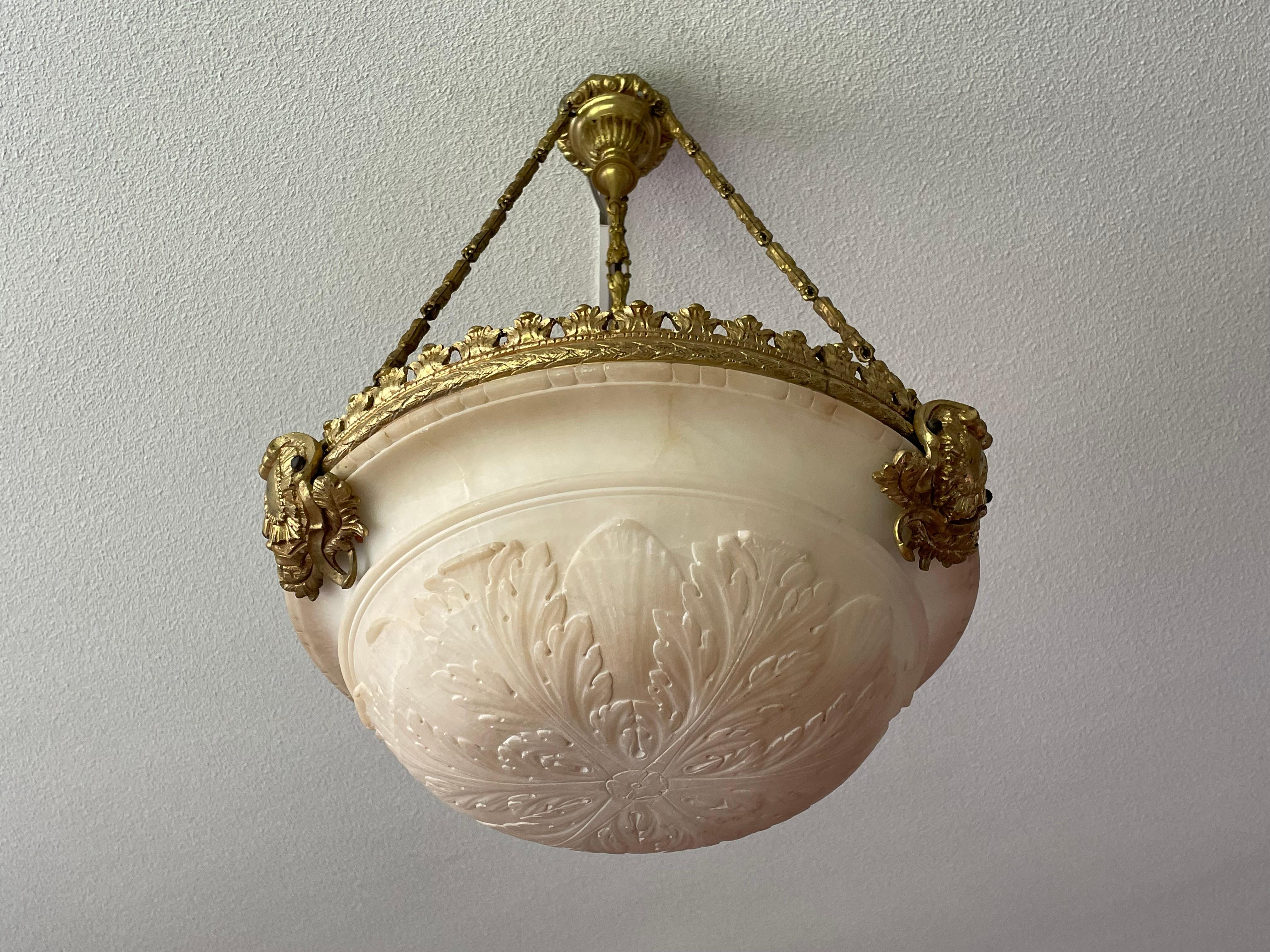 Antike, Modest Size 3 Licht-Hängelampe/Kronleuchter aus Alabaster und vergoldeter Bronzerahmen 7