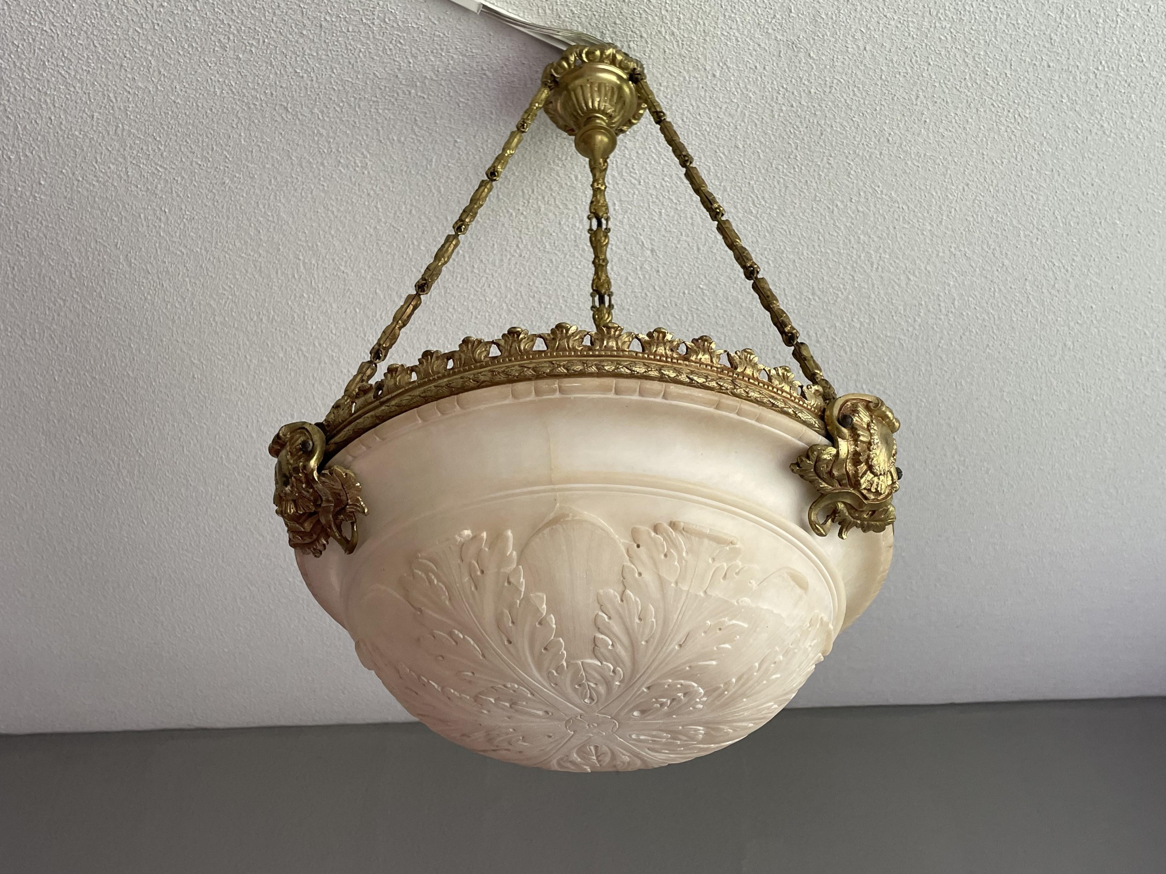 Antike, Modest Size 3 Licht-Hängelampe/Kronleuchter aus Alabaster und vergoldeter Bronzerahmen 9