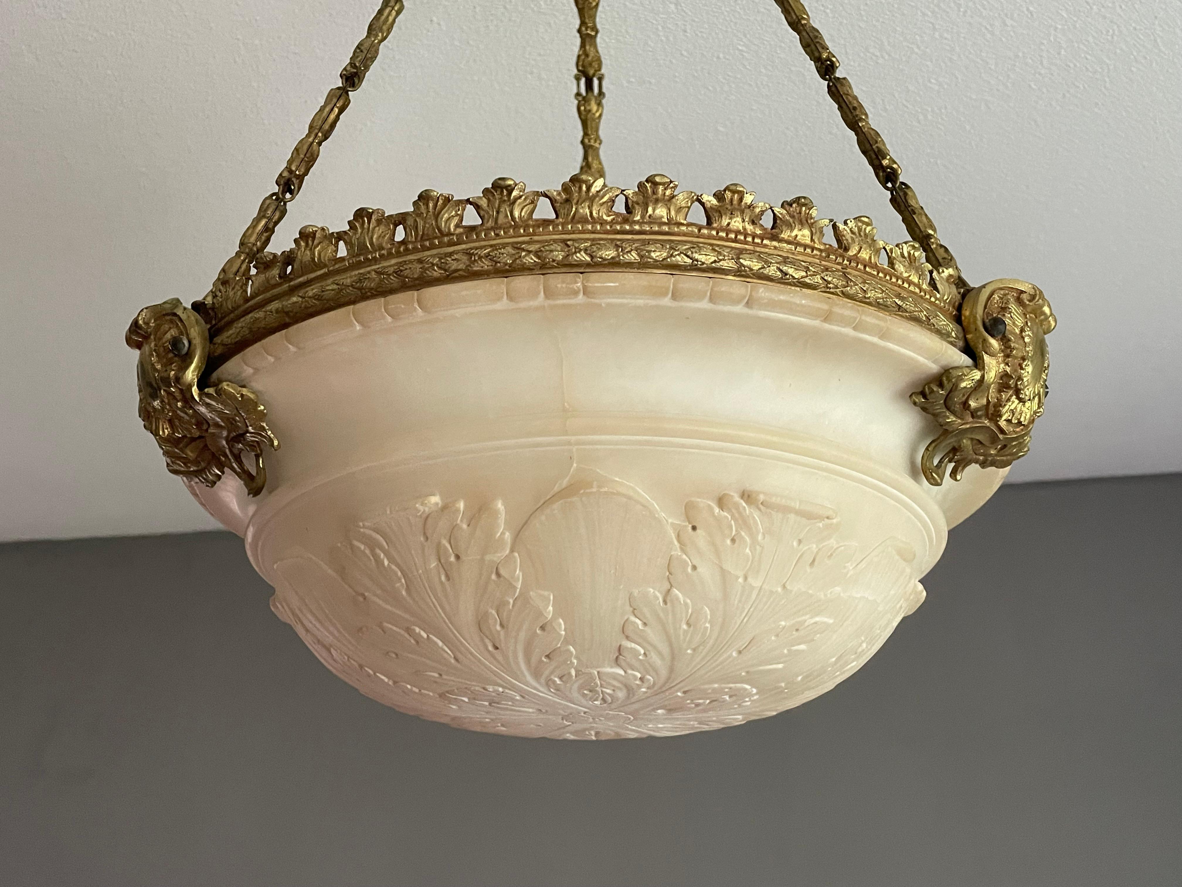 Antike, Modest Size 3 Licht-Hängelampe/Kronleuchter aus Alabaster und vergoldeter Bronzerahmen 11