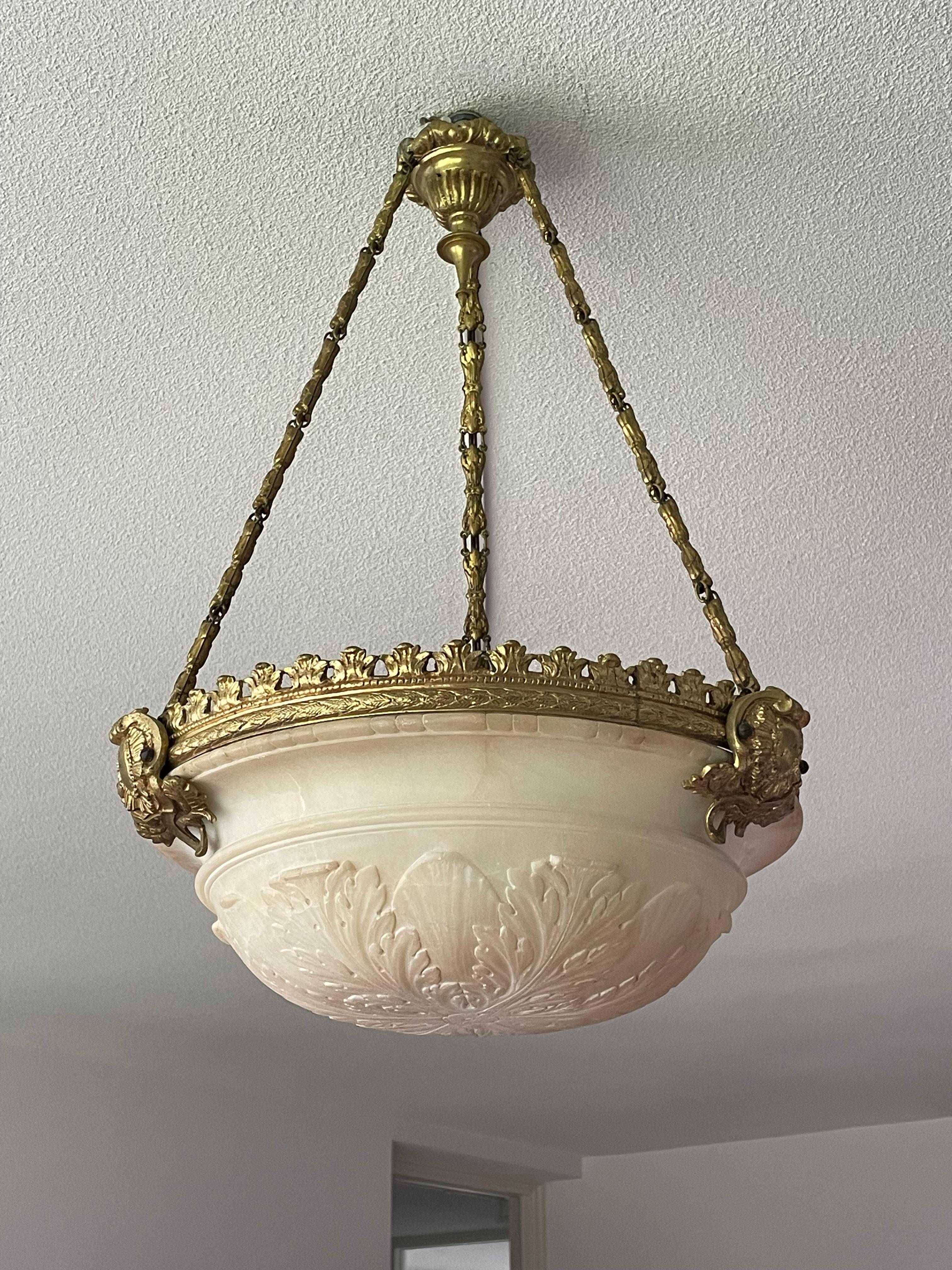 Belle Époque Pendentif/lustre ancien à 3 feux avec cadre en albâtre et bronze doré en vente