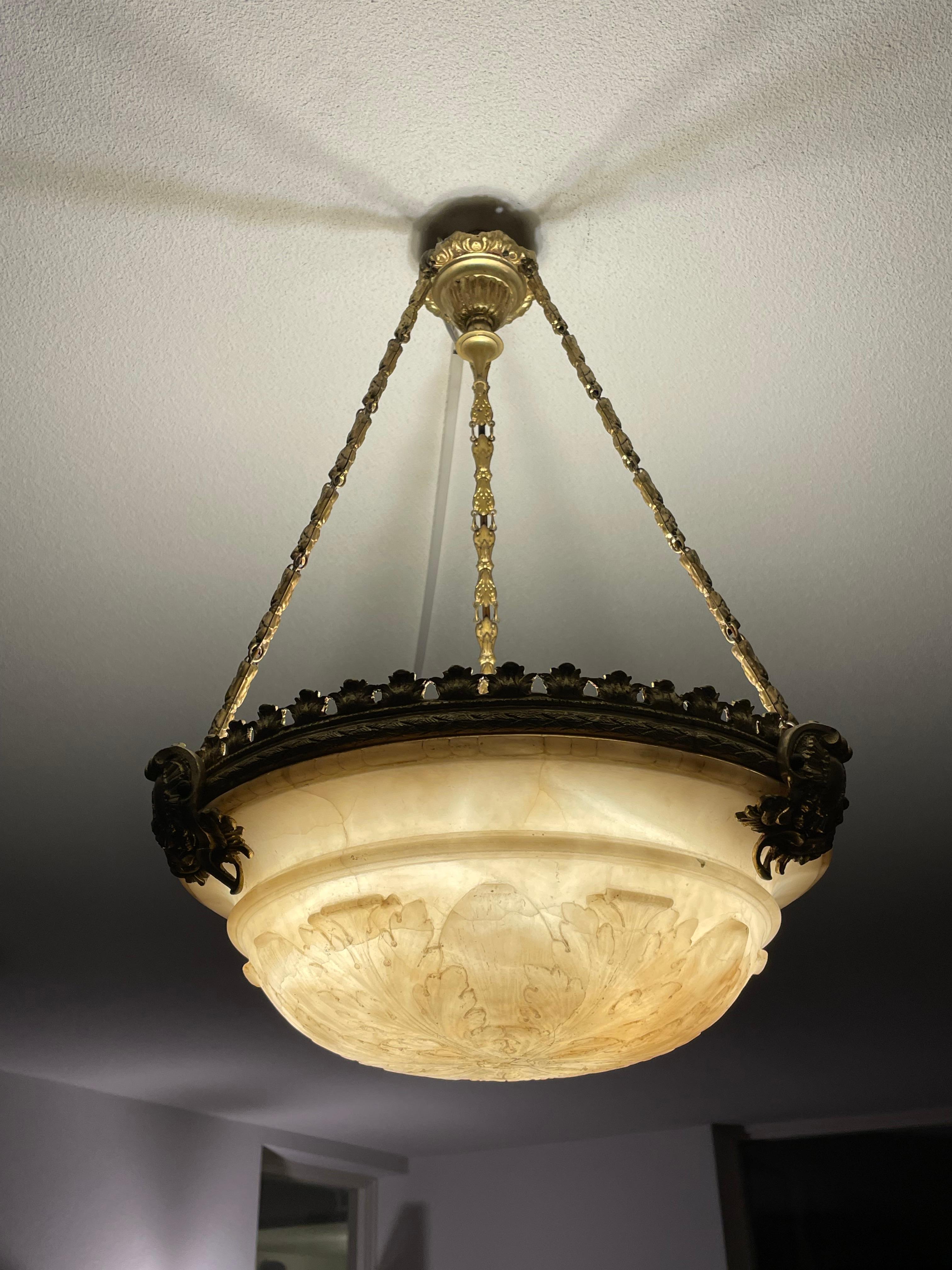 Antike, Modest Size 3 Licht-Hängelampe/Kronleuchter aus Alabaster und vergoldeter Bronzerahmen (Französisch)