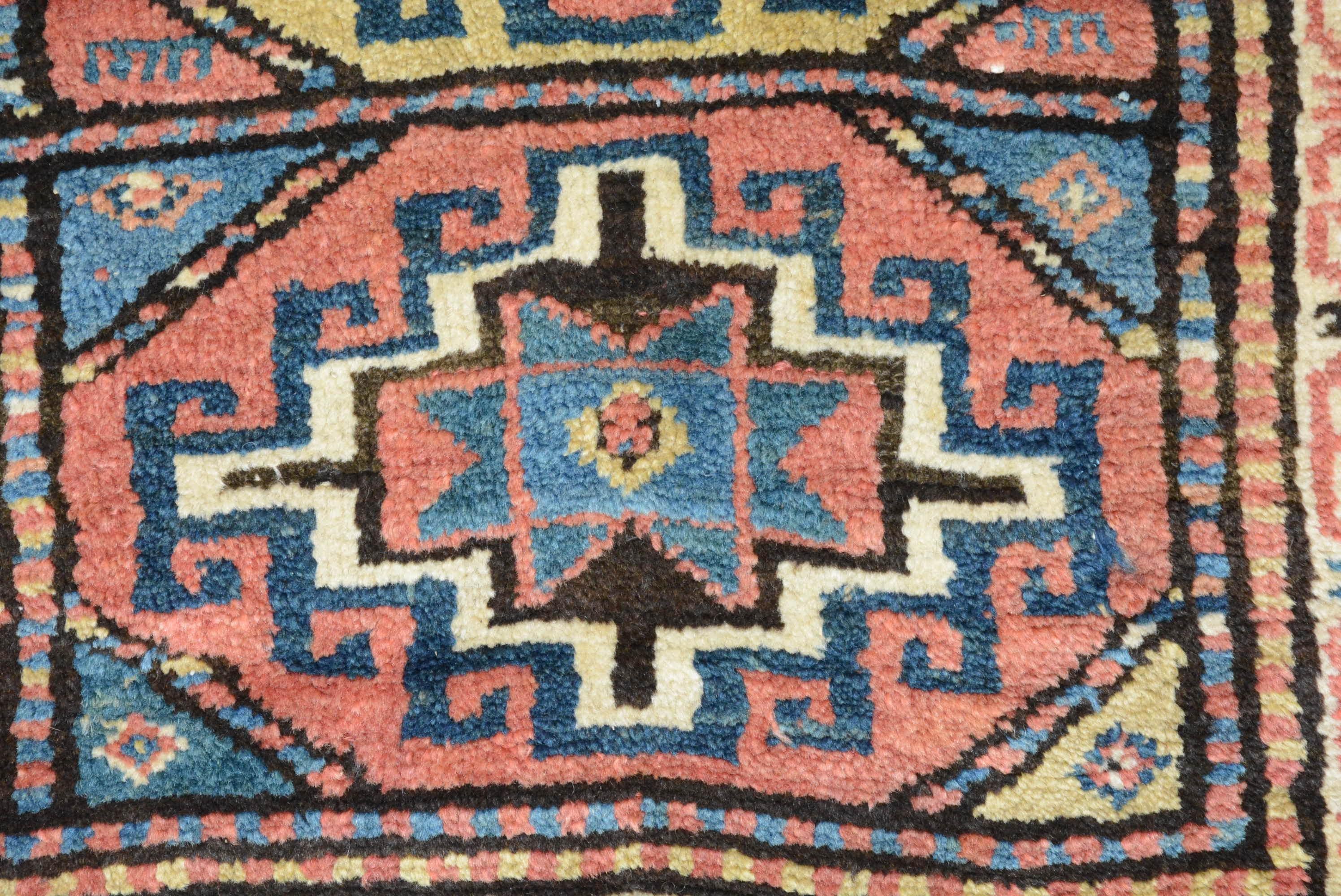 Tissage Chemin de table antique Moghan Kazak en vente