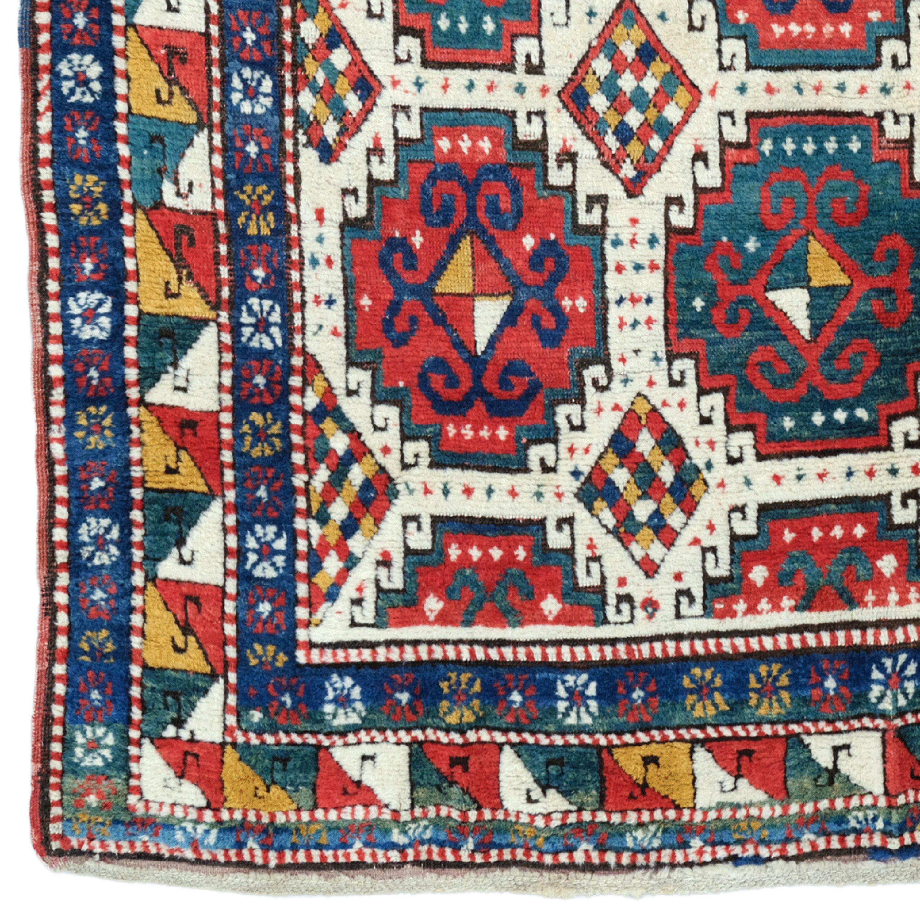 Un art hors du temps : tapis antique Moghan du 19e siècle Ce tapis antique unique attire l'attention par son tissage magistral du 19e siècle. Chaque fil raconte l'histoire d'une époque où l'art était à son apogée. Des nuances vibrantes de rouge, de