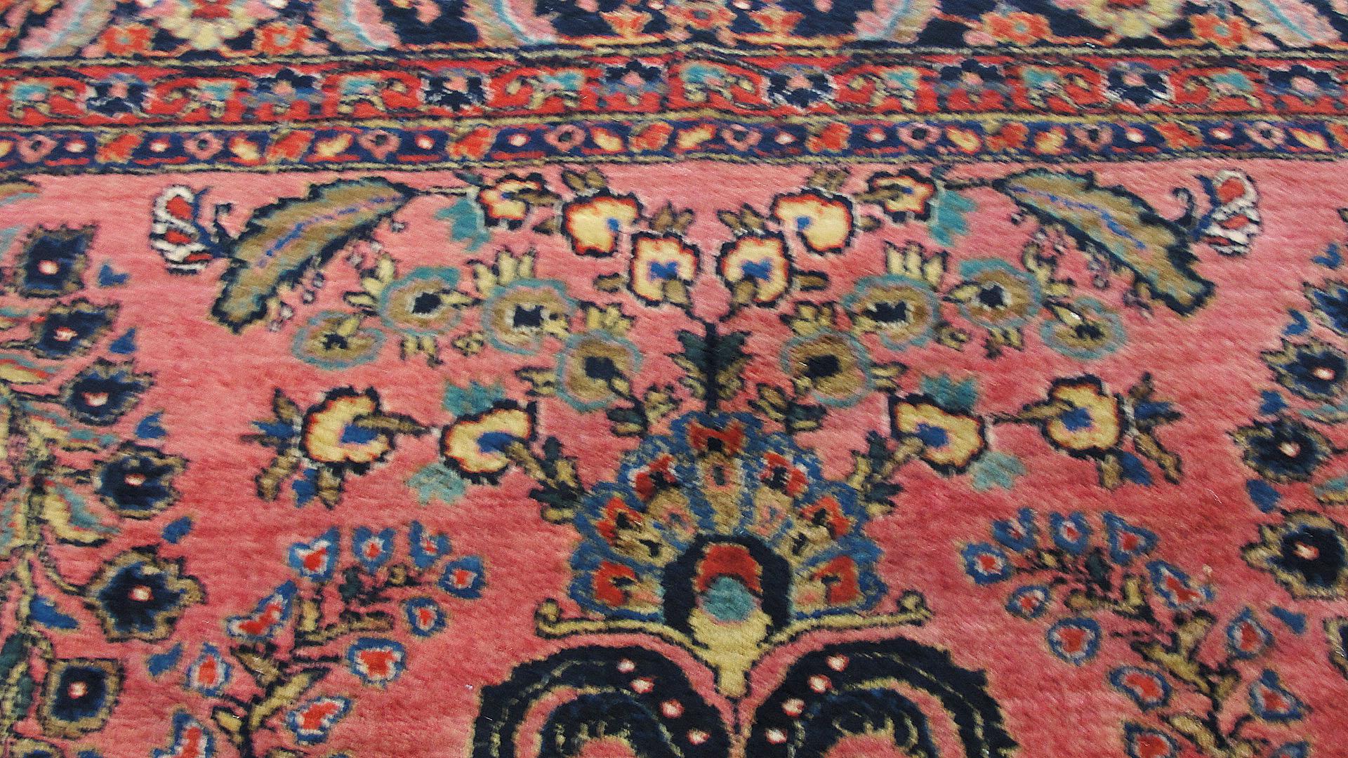 Antique Mohajeran Sarouk Carpet In Excellent Condition In Evanston, IL