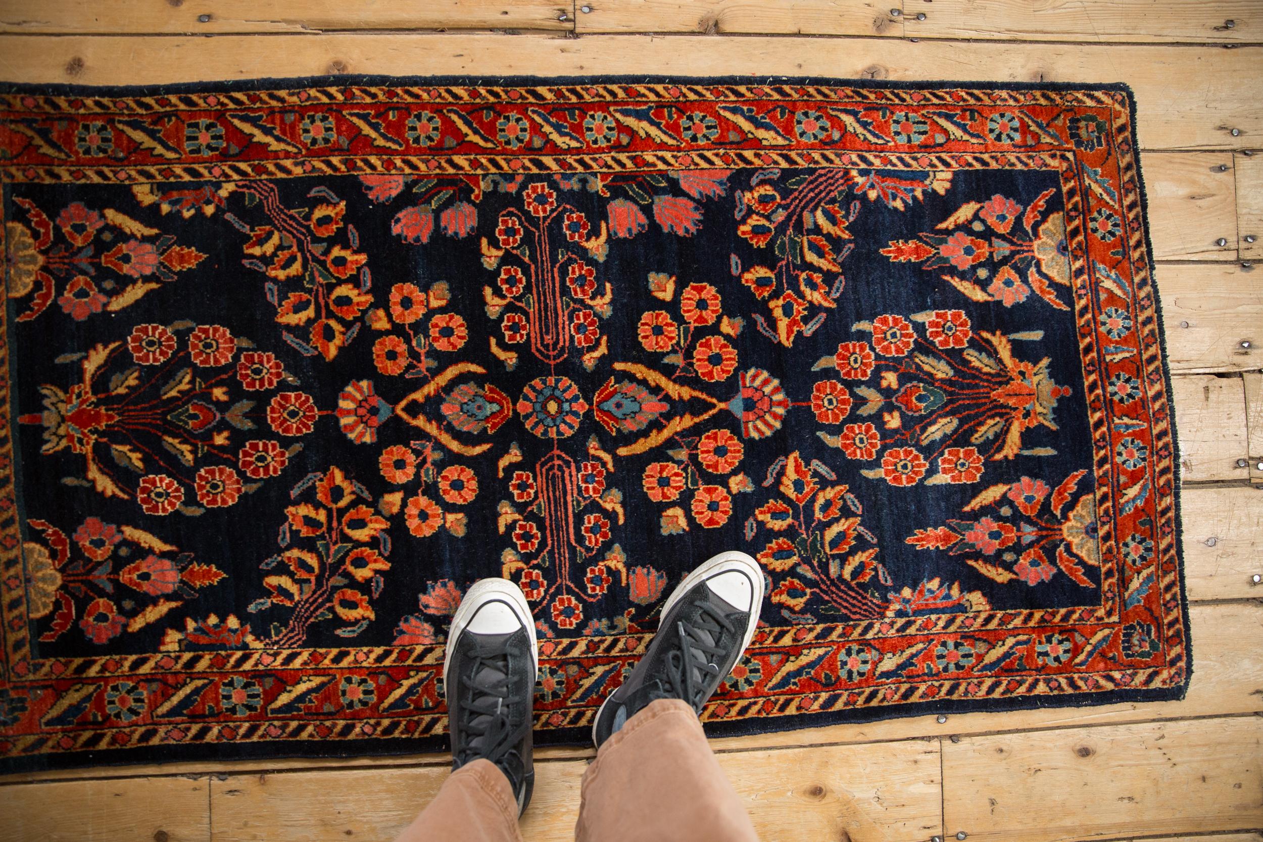 :: Bedecktes Feld mit Blumenspritzern, Querschnitten, zarten Ranken und detaillierten Lilien. Etwas seltener ist der blaue Grund. Zu den Farben und Schattierungen gehören: Kobaltblau, Marineblau, Ziegelrot, Kirschrot, Beige, Gold, Sand, antikes