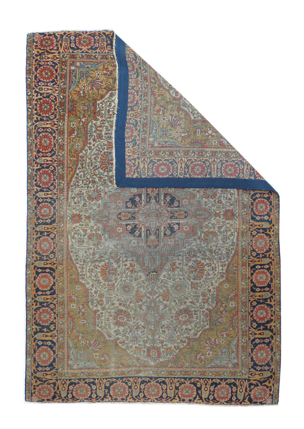 Antiker Mohtasham Kashan Teppich 4'0'' x 6'2''. Obwohl der Teppich am Ende reduziert ist, handelt es sich um ein fein geknüpftes Exemplar aus der ersten Generation der wiederbelebten Kashan-Teppichweberei. Das ecrufarbene Feld beherbergt ein