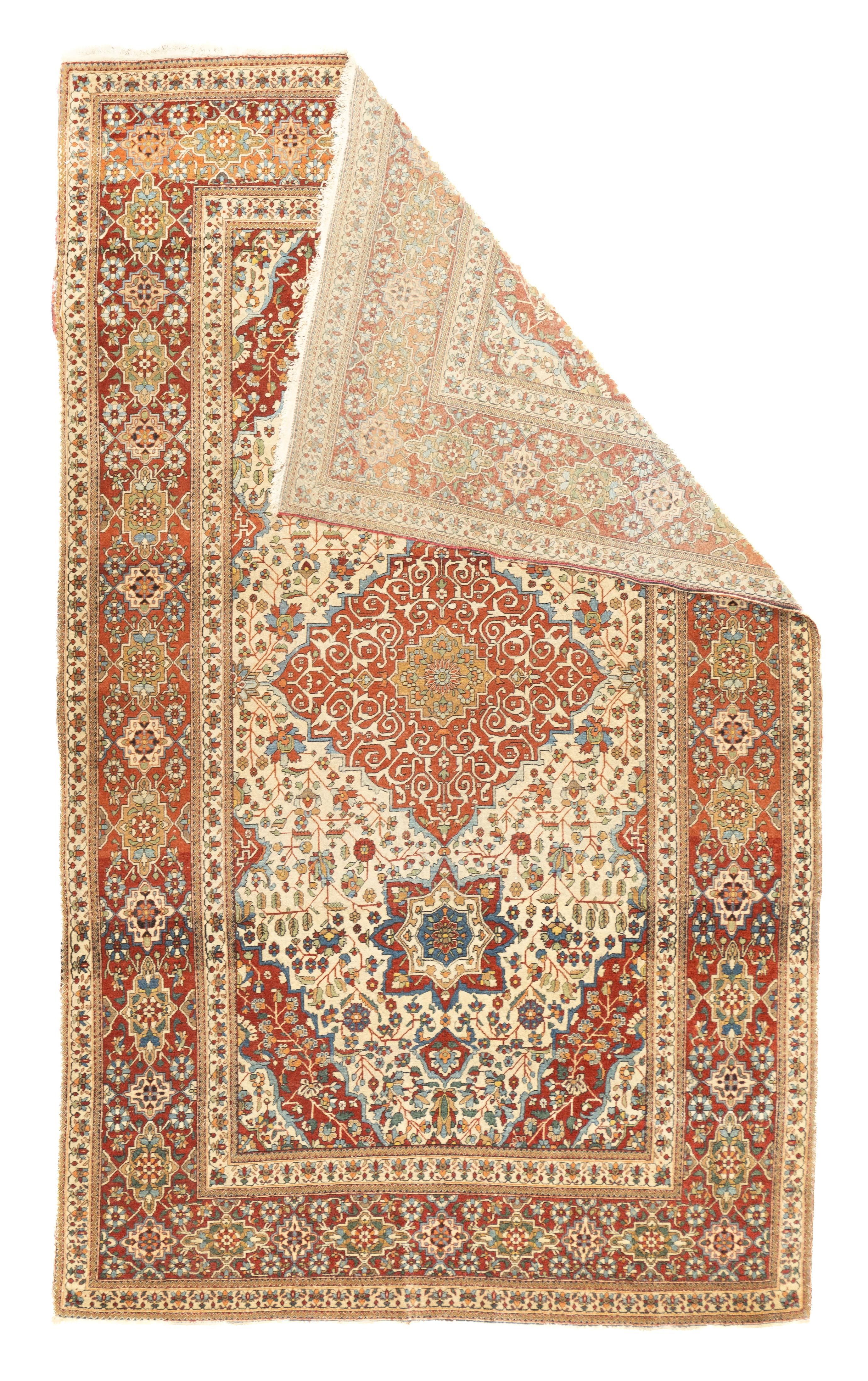 Antiker Mohtasham Kashan Teppich 4'5'' x 7'3''. Ein leicht gestuftes rotes Rautenmedaillon umschließt dichte ecrufarbene Voluten und hängt an sehr ungewöhnlichen roten Oktogramm-Anhängern mit oktogrammierten Unteranhängern. Ecru-Feld mit kleinen