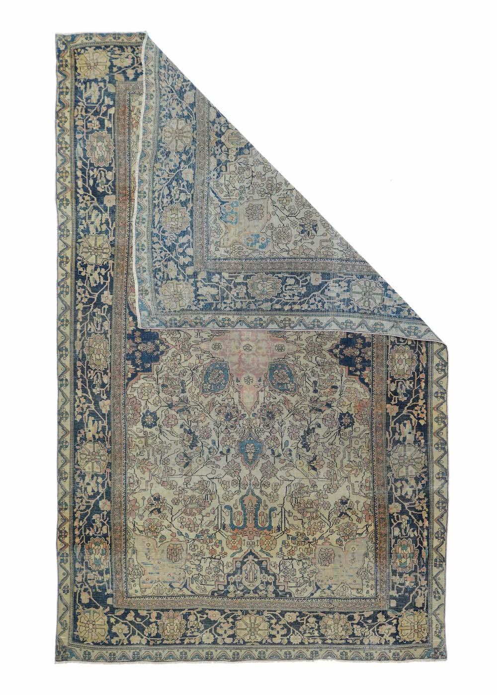 Tapis Mohtasham antique 4'2'' x 6'9''. Quatre demi-médaillons à gradins d'ardoise s'avancent de la bordure sur le champ écru. Le médaillon central cruciforme se fond dans les palettes et les vignobles angulaires. Grandes bandes nuageuses le long de