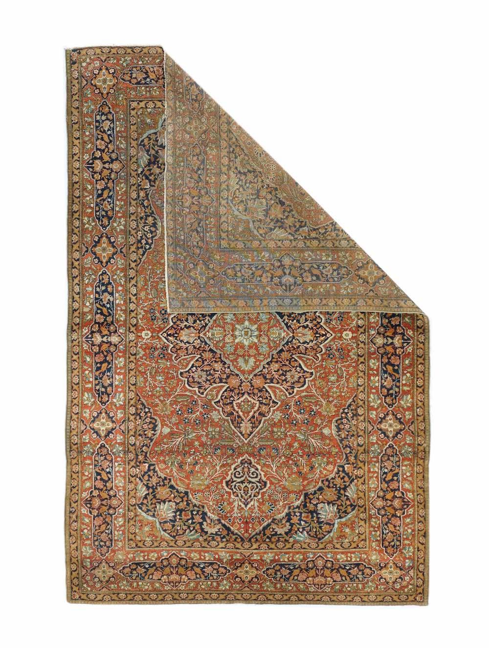 Antiker Mohtasham-Teppich 4'4'' x 6'8''. Rotes Feld mit kleinen Palmetten und einem kräftigen, flammenden, marineblauen Oktofolienmedaillon mit einem roten Rautenuntermedaillon. Rote Bordüre mit langen marinefarbenen Kartuschen und marinefarbenen