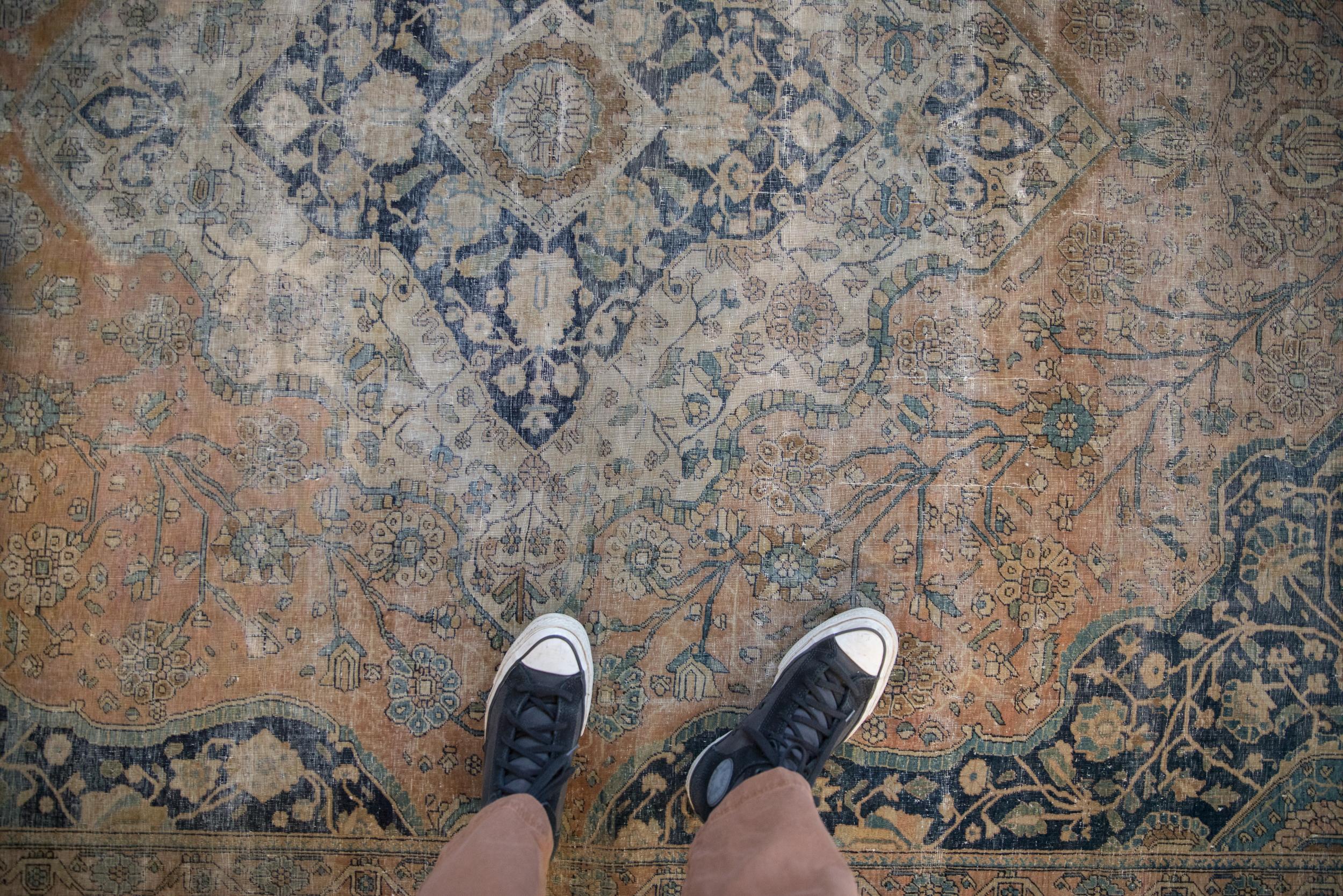 :: Großes Mittelmedaillon mit detailliertem, floralem Grund und verstreuten Palmetten. Hauptfeld in einem nach innen gerichteten, doppelt keimenden Lebensbaum-Motiv. Die Eckzwickel überlagern locker die Kontur des Hauptmedaillons mit fließenden,