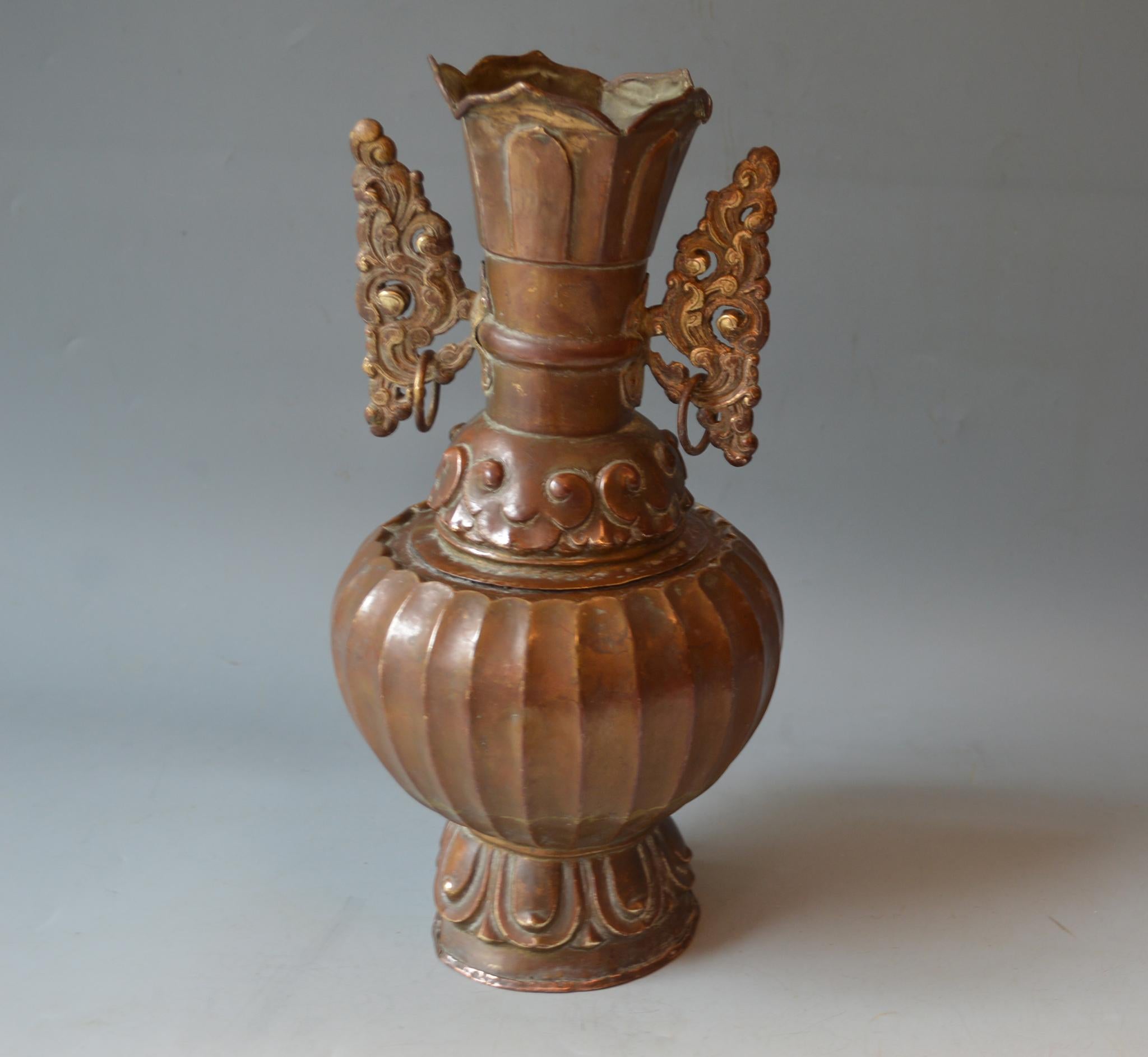 
Eine feine antike mongolische buddhistische Vase aus Kupfer mit Messingdekoration mit beweglichem runden Aufsatz

Zeitraum 19. Jahrhundert
Condit: Leichte Schäden am Sockel