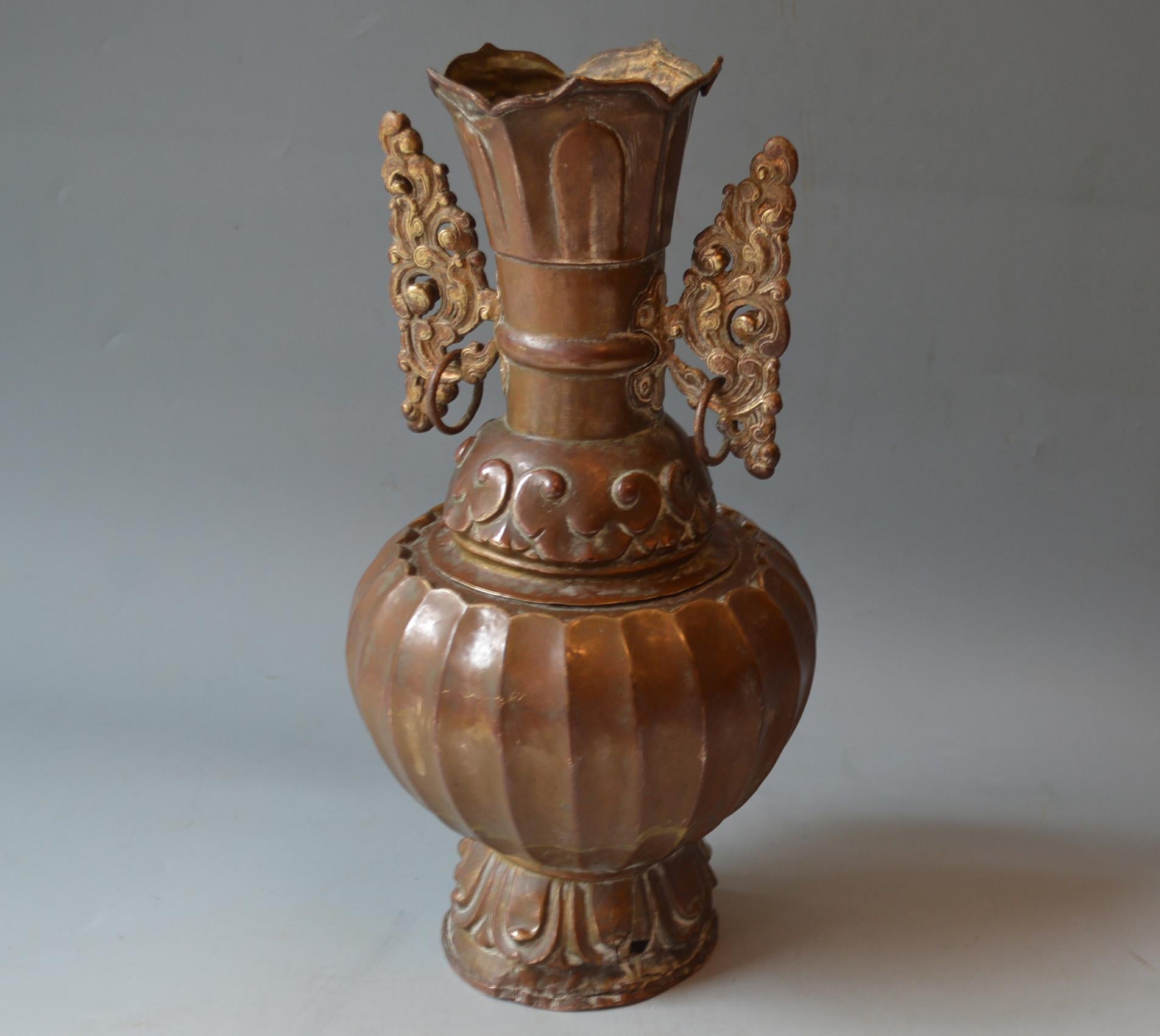 Antike mongolische buddhistische Vase aus Kupfer mit Messingdekoration (Gehämmert)