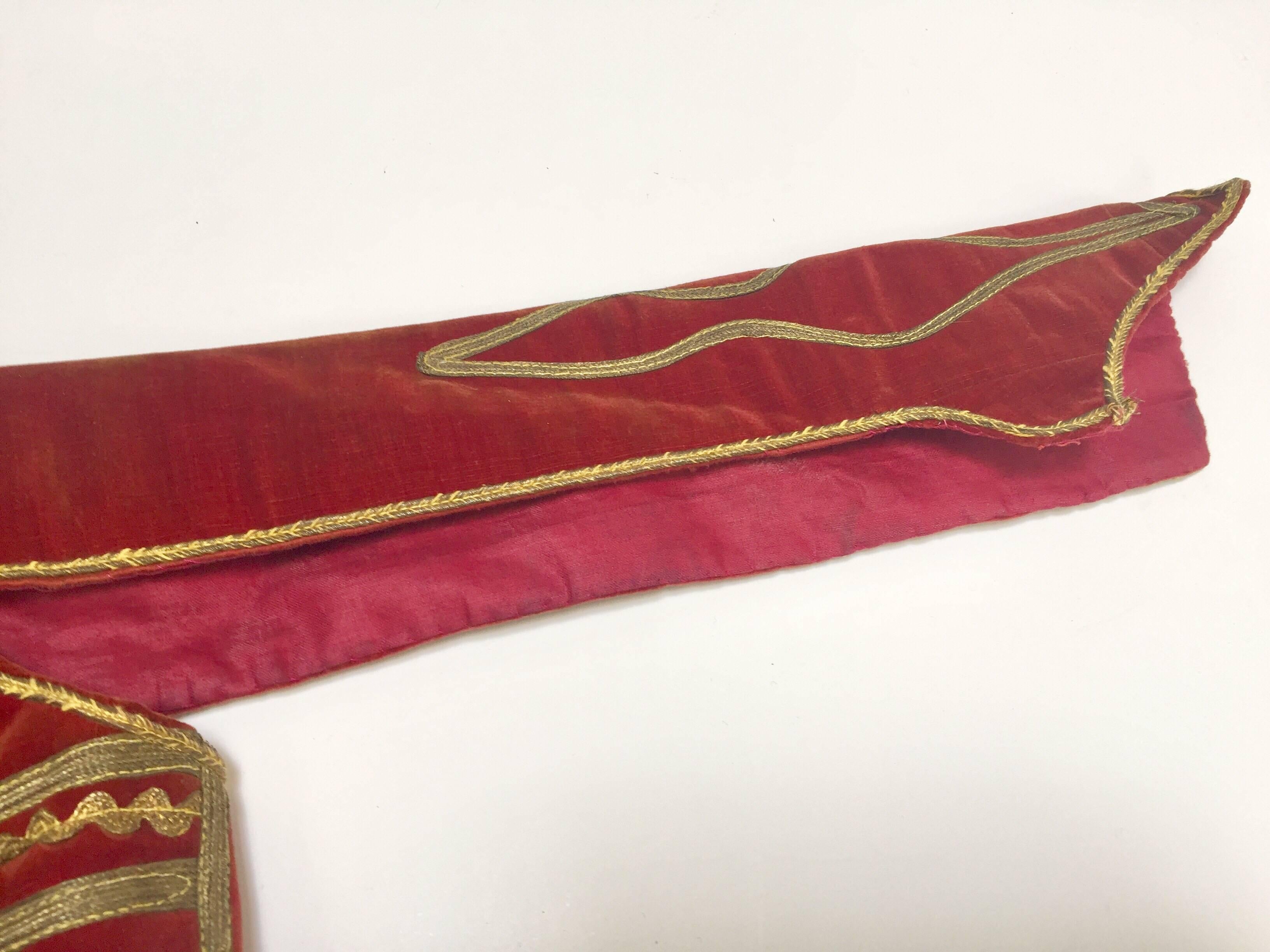 Chaqueta antigua de terciopelo rojo Efe Zeybek Chaleco turco con bordado dorado en venta 5