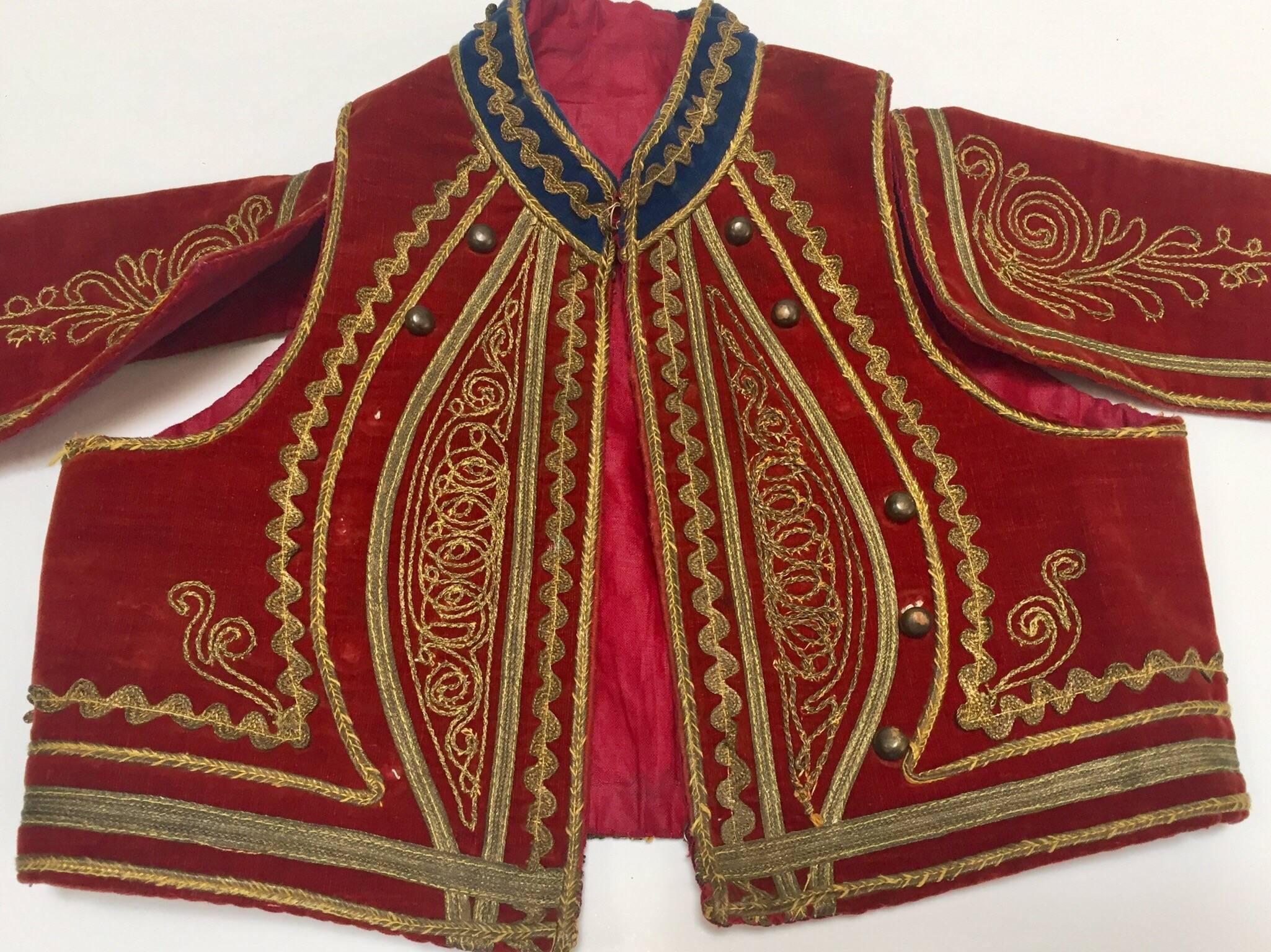 Antike türkische Efe Zeybek-Jacke aus rotem Samt mit Goldstickerei (Maurisch) im Angebot