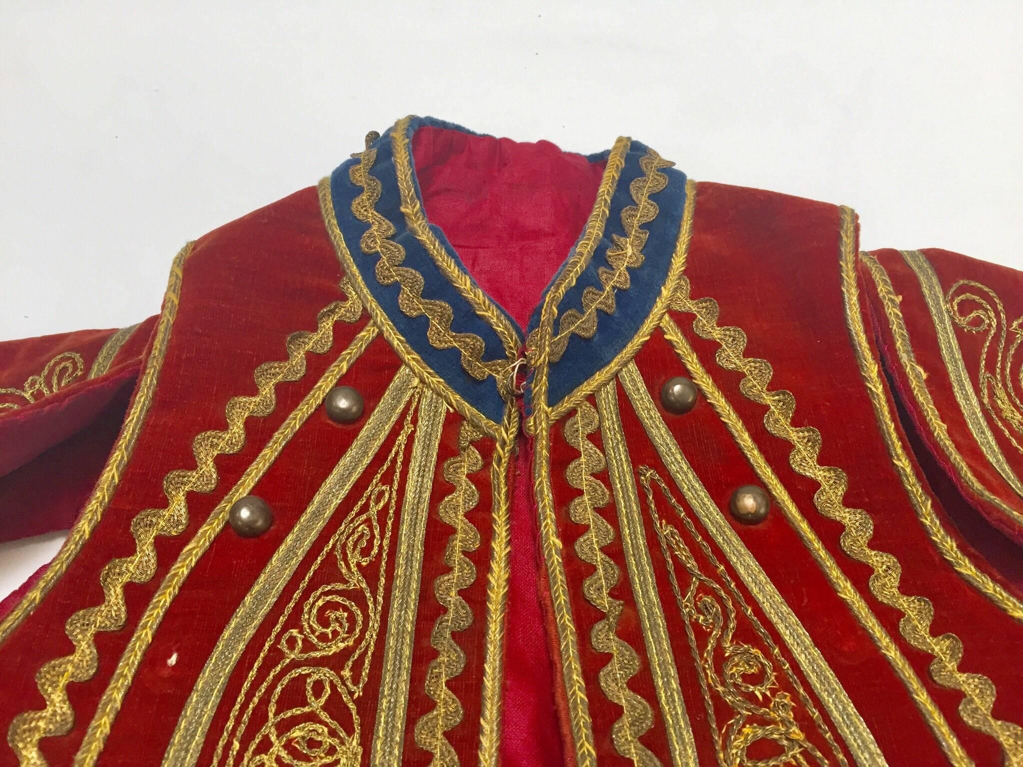 Antike türkische Efe Zeybek-Jacke aus rotem Samt mit Goldstickerei (Türkisch) im Angebot