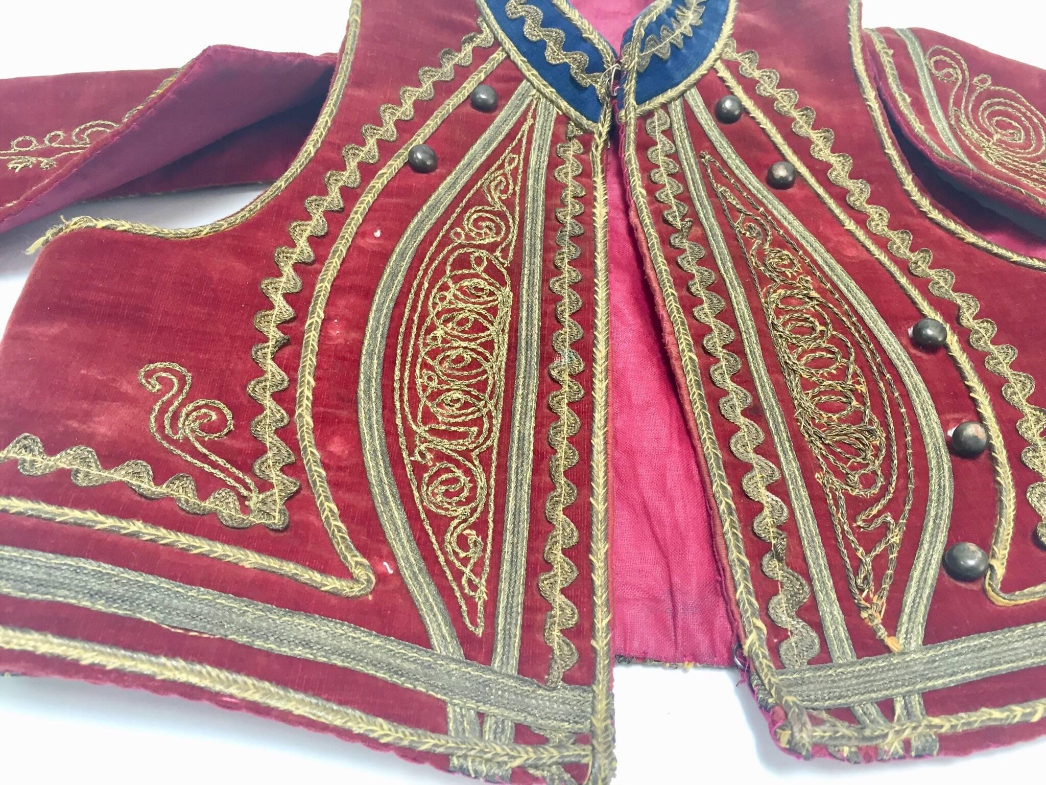 Antike türkische Efe Zeybek-Jacke aus rotem Samt mit Goldstickerei (Bestickt) im Angebot