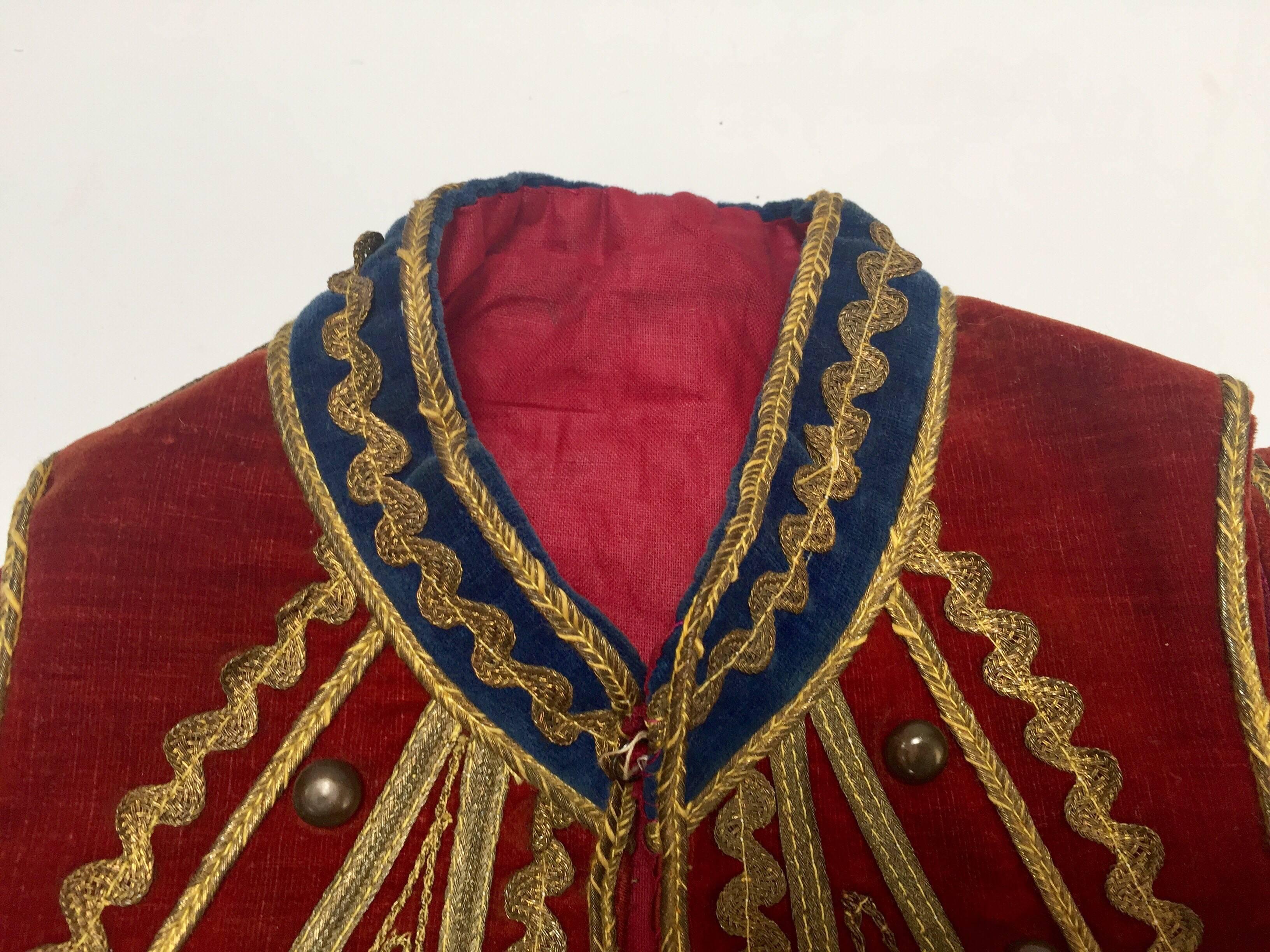 Chaqueta antigua de terciopelo rojo Efe Zeybek Chaleco turco con bordado dorado Terciopelo en venta