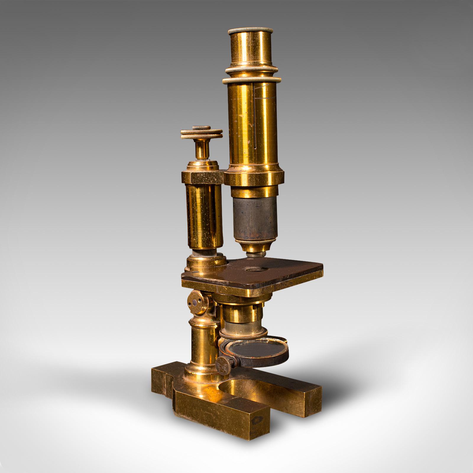 This is an antique cased monocular microscope. An English brass scientific instrument, dating to the late Victorian period, circa 1900.

Neatly presented and stored microscope, ideal for display
Displaying a desirable aged patina and in good