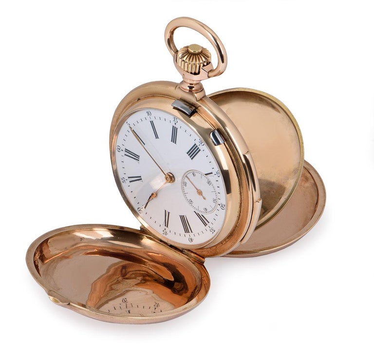 A 1900s 54 mm antique full hunter minute repeater pocket watch in 14k rose gold, by Montandon. Featuring a white enamel dial with Roman numerals and a small seconds display. Fitted with plastic glass and a manual wind movement. The inner cuvette