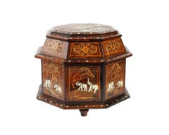 Ancienne boîte à bijoux anglo-indienne monumentale en bois avec marqueterie représentant des moutons