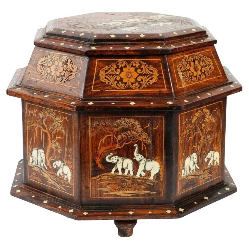 Ancienne boîte à bijoux anglo-indienne monumentale en bois avec marqueterie représentant des moutons en vente