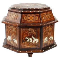 Antigua caja monumental de baratijas de madera angloindia con marquetería que representa a Elep