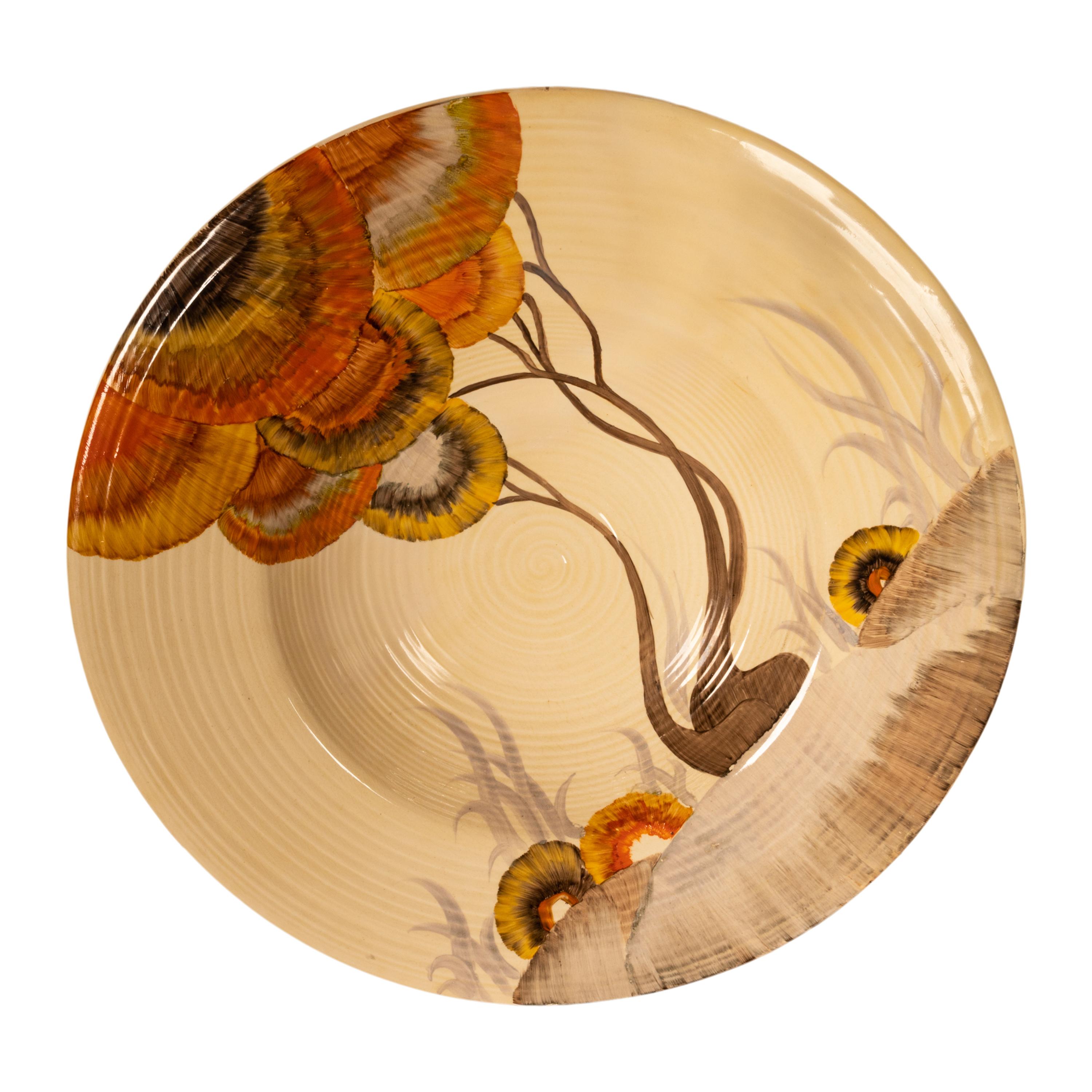 Chargeur mural antique Art Deco Monumental en poterie peinte à la main Bizarre Ware par Clarice Cliff, circa 1930.
Ce très grand chargeur de poterie de 18,5