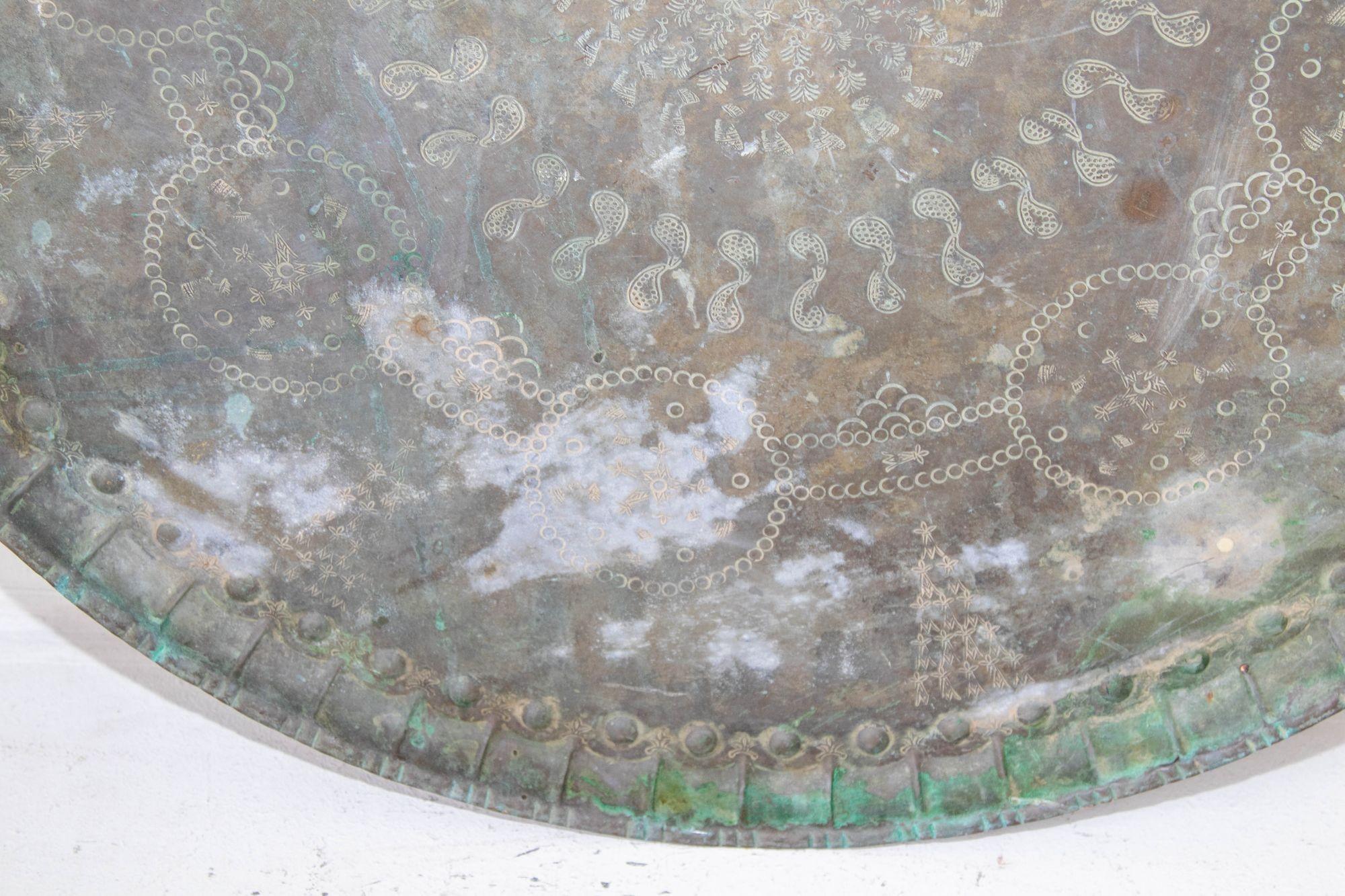 Ancien plateau islamique asiatique monumental turc mauresque rond en cuivre teinté 19ème siècle Abîmé - En vente à North Hollywood, CA