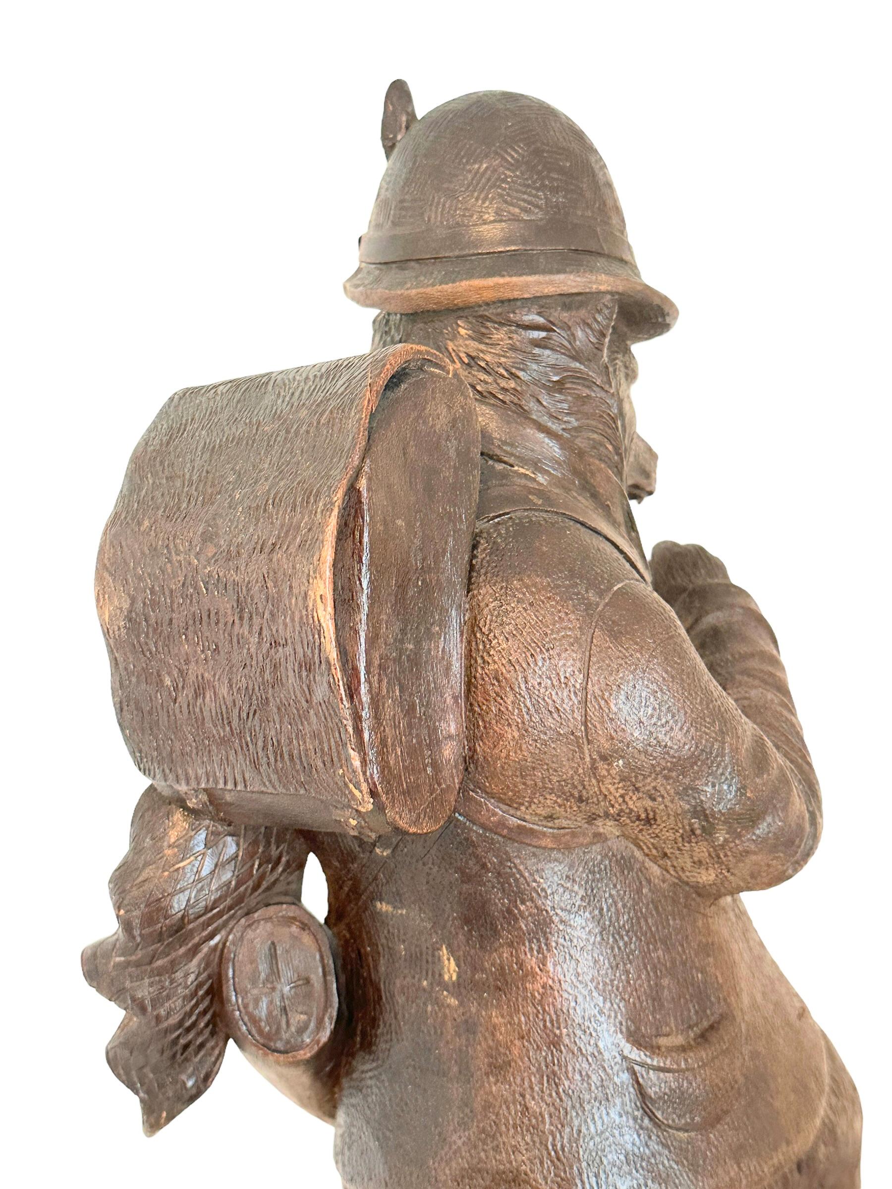 Statue monumentale antique d'ours de Black Forest en marcheur de montagne ou naturaliste en vente 2