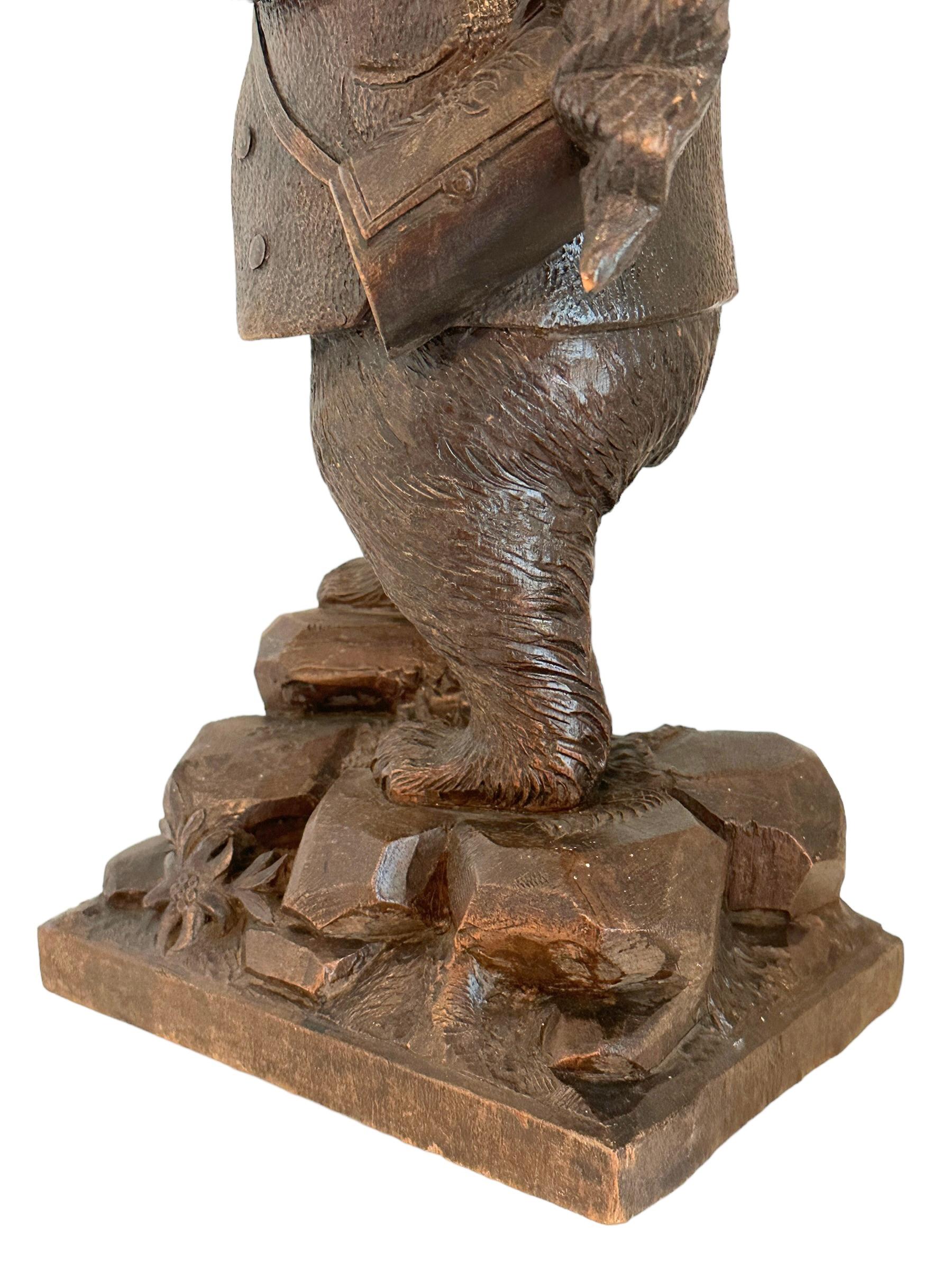 Statue monumentale antique d'ours de Black Forest en marcheur de montagne ou naturaliste en vente 3