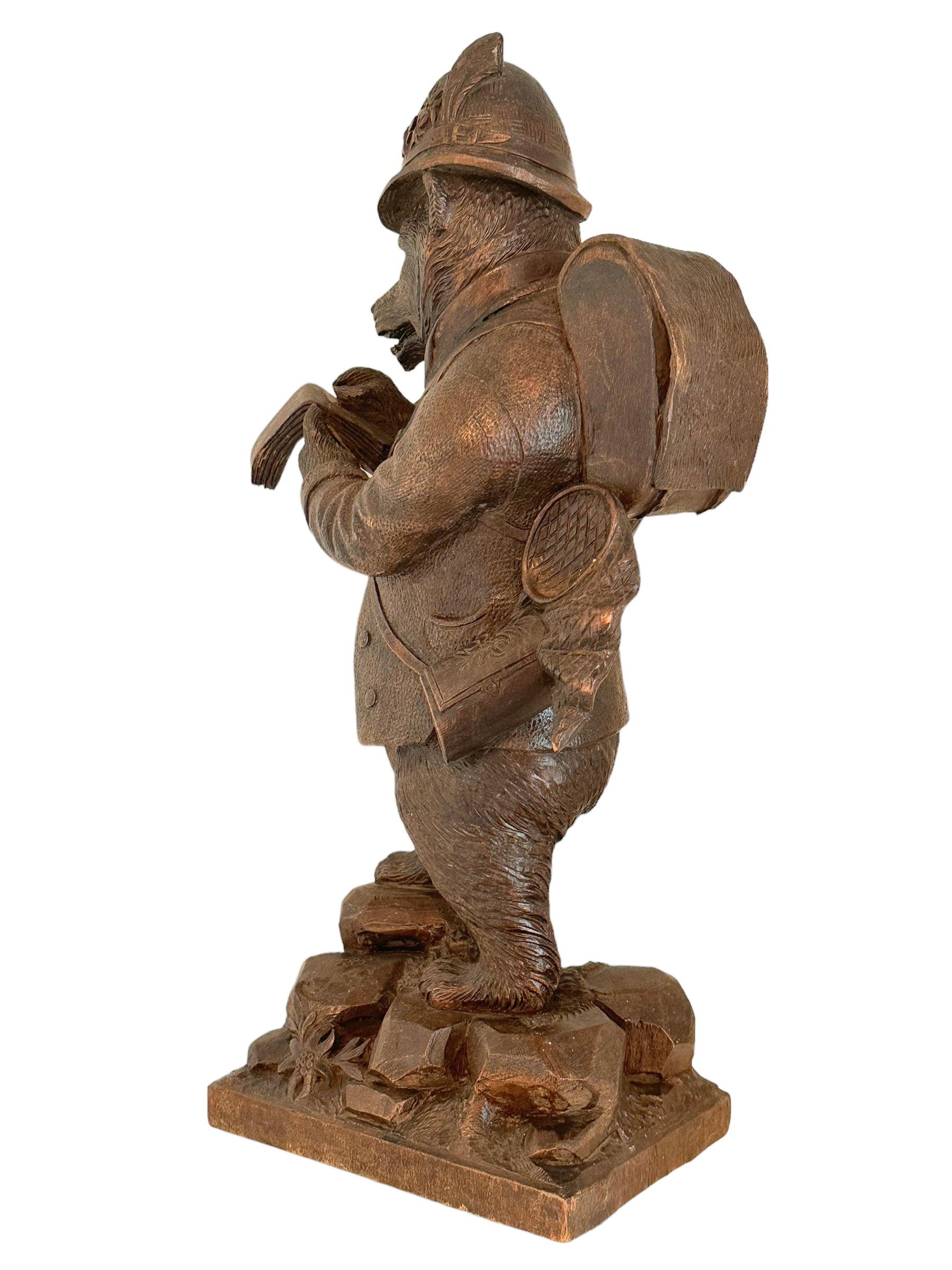 Sculpté à la main Statue monumentale antique d'ours de Black Forest en marcheur de montagne ou naturaliste en vente