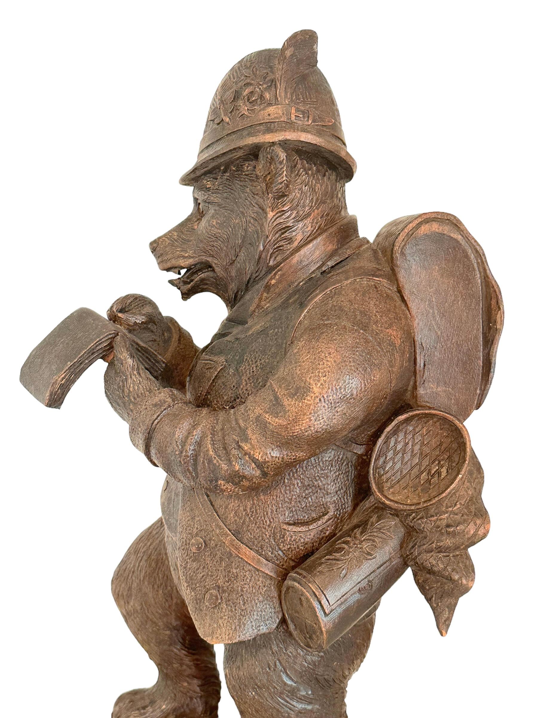 Statue monumentale antique d'ours de Black Forest en marcheur de montagne ou naturaliste Bon état - En vente à Nuernberg, DE