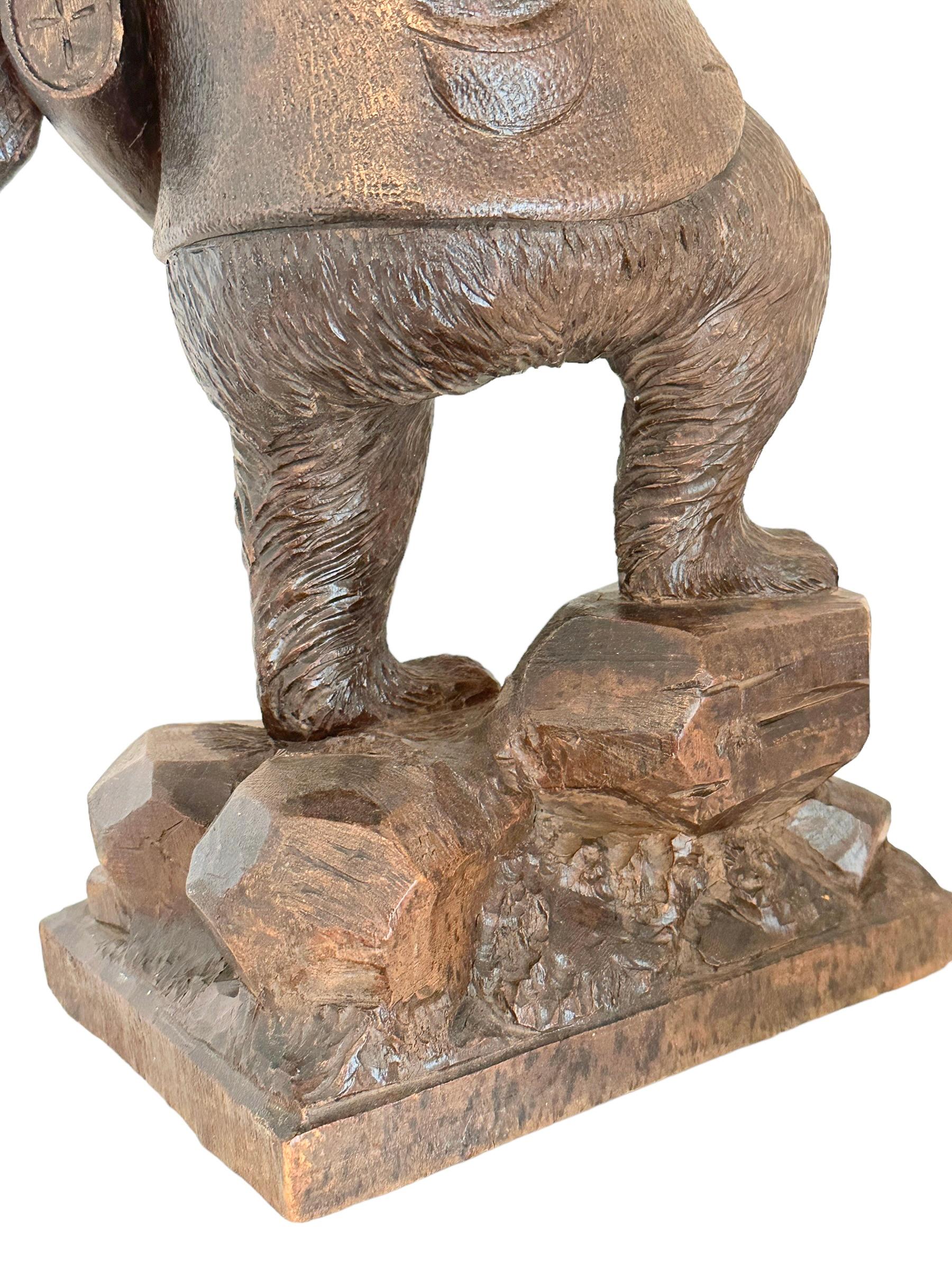 Statue monumentale antique d'ours de Black Forest en marcheur de montagne ou naturaliste en vente 1