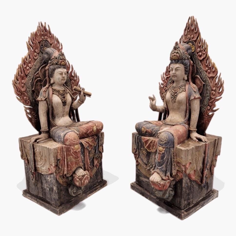 Antike Monumentale chinesische geschnitzte, geschnitzte Mandorla-Statues in Form von Skulpturen – 2er-Set (Chinesisch) im Angebot