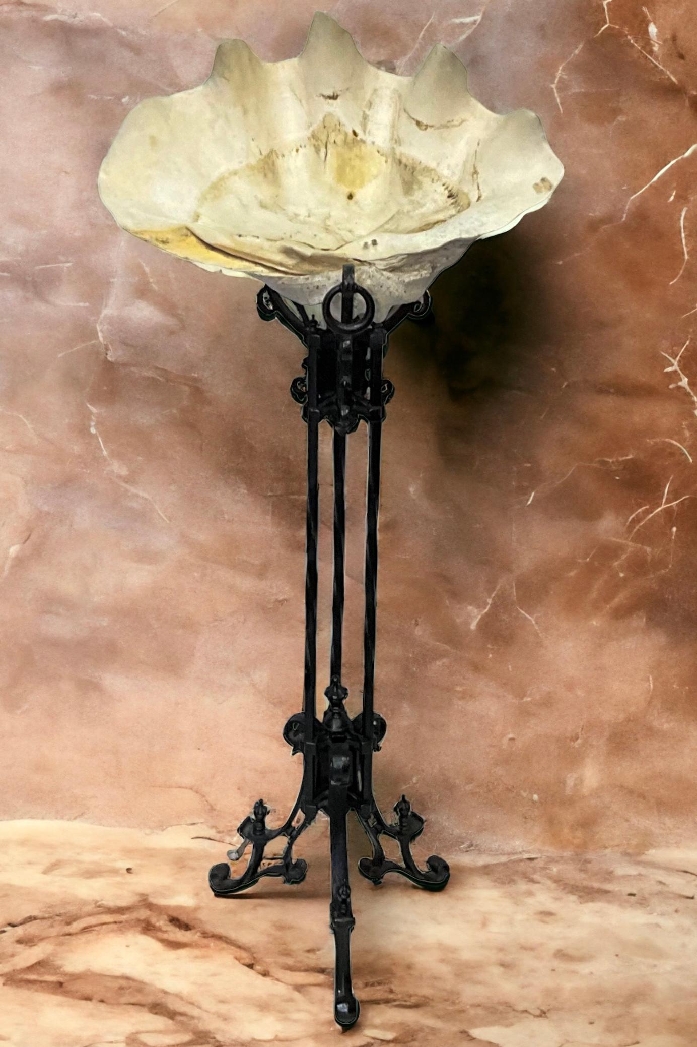 Antike monumentale Muschelschale auf antikem schmiedeeisernem Pflanzenständer stehend  im Zustand „Gut“ im Angebot in Kennesaw, GA