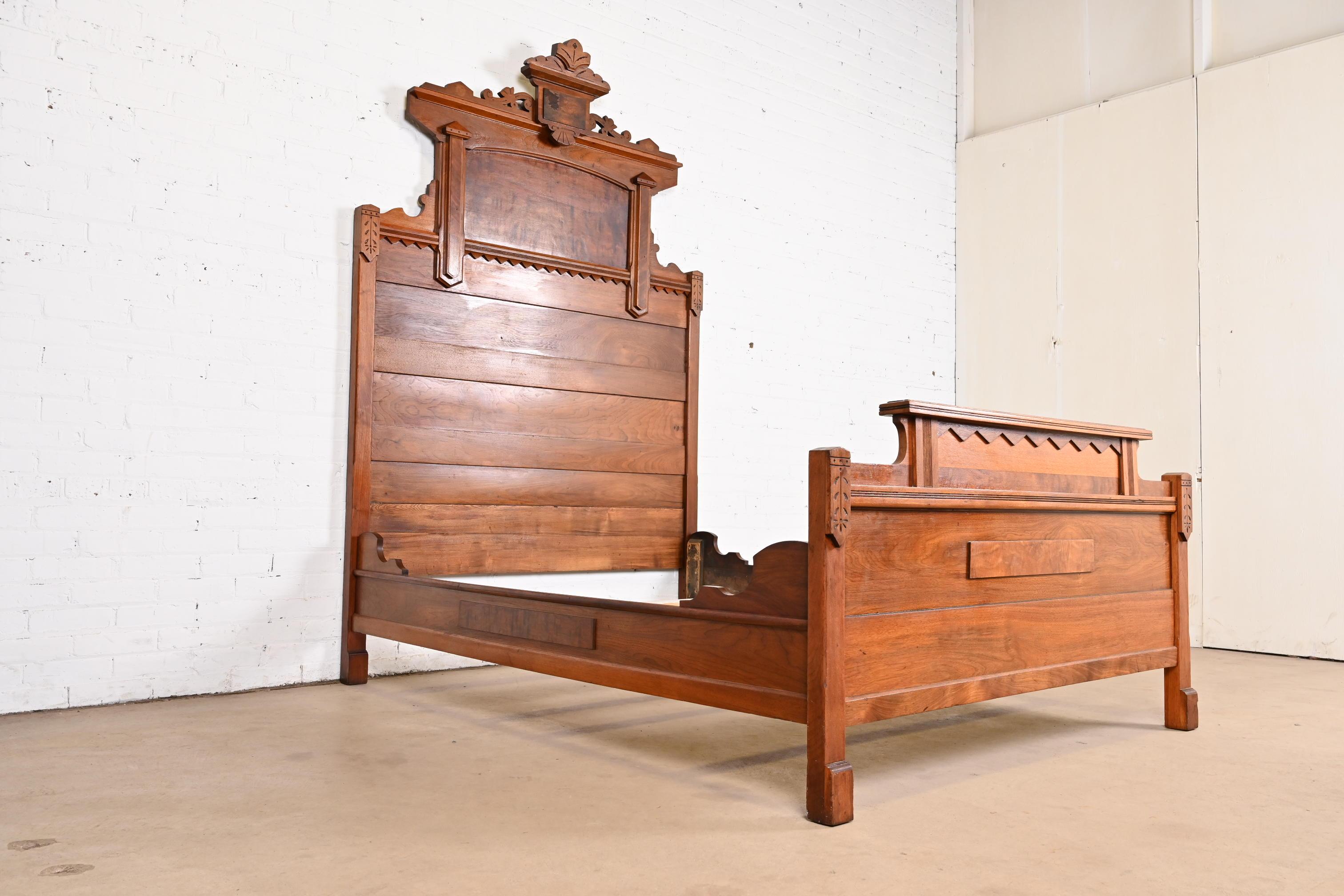 XIXe siècle Antique Monumental Eastlake Victorian Sculptured Burled Walnut Full Size Bed, 1880s en vente