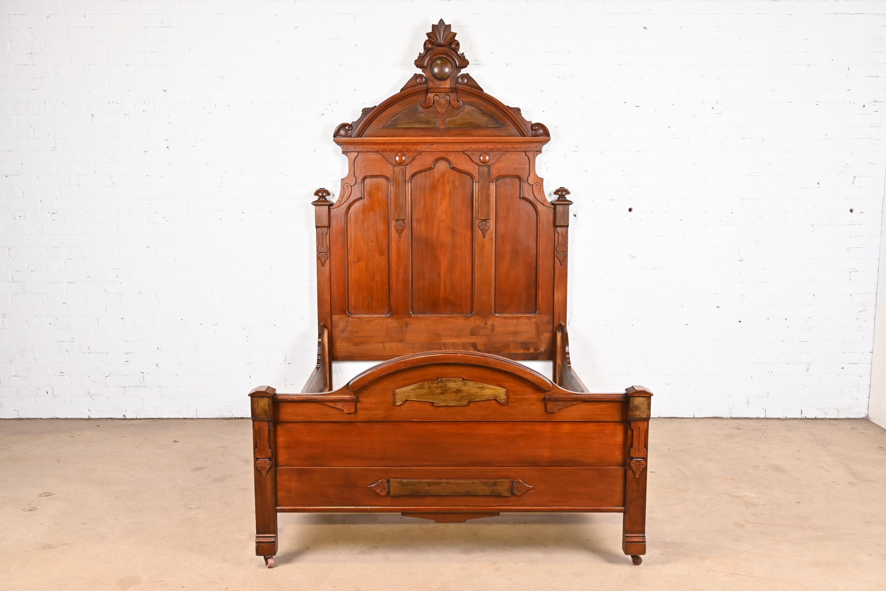 A gorgeous monumental antique Eastlake Victorian carved walnut full size bed frame

In the manner of Herter Brothers

USA, Circa 1880s

Measures: 57.5