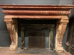 Antico caminetto monumentale in pietra scolpita del XVI secolo proveniente da un castello in Italia